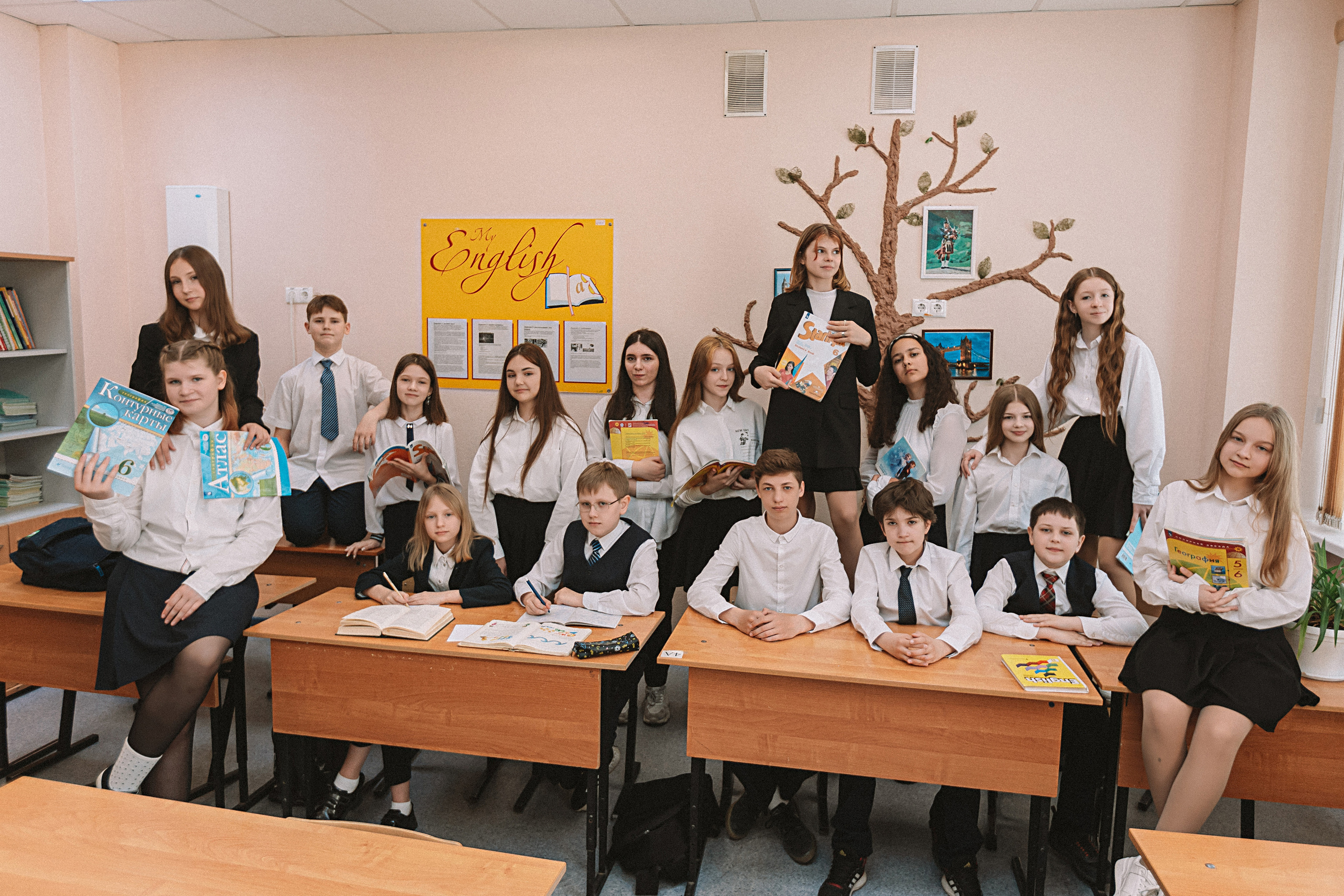 7 класс в стенах школы. Семейный фотограф Тюмень, фотограф на роды Салмина Мария