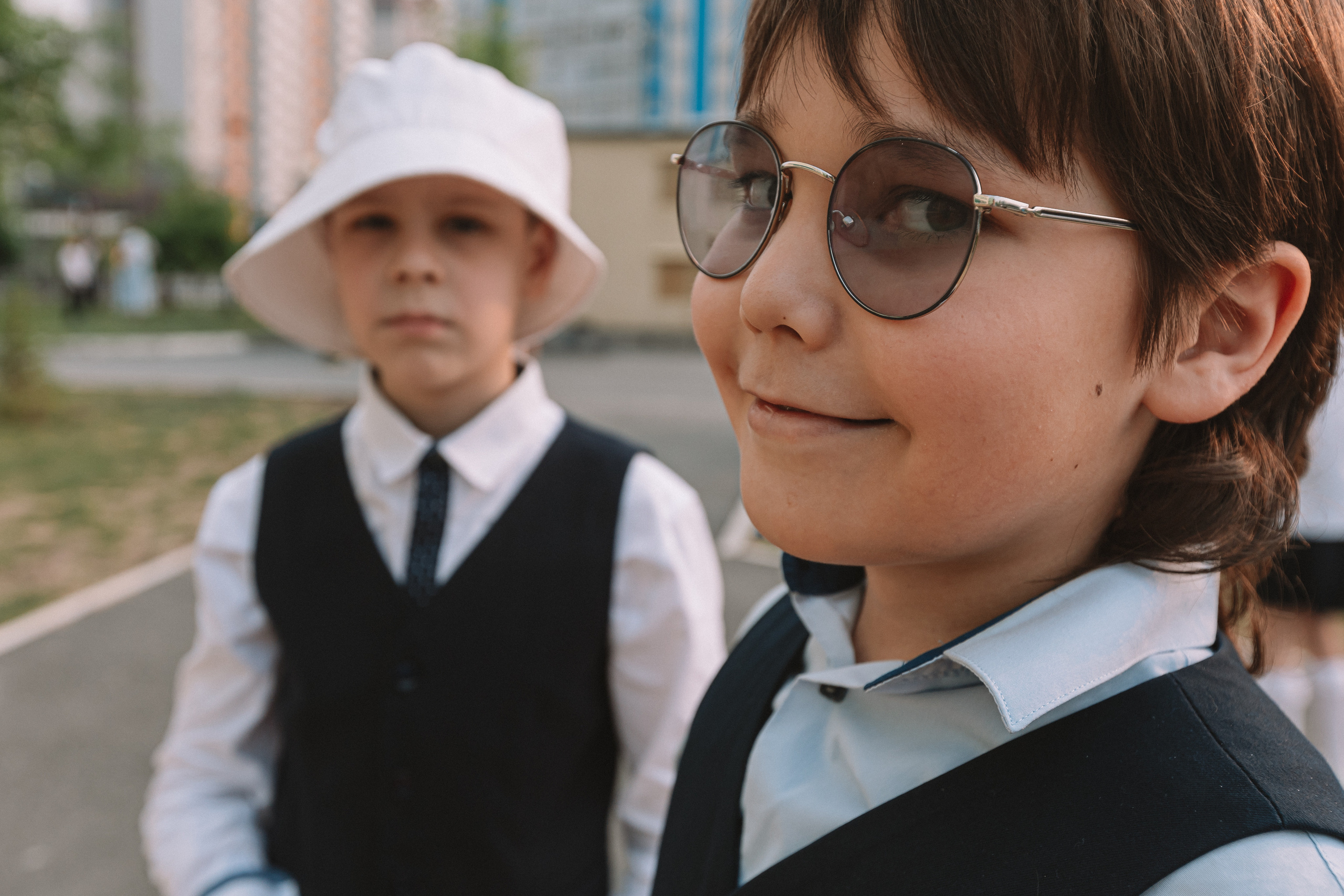 3 класс у школы. Семейный фотограф Тюмень, фотограф на роды Салмина Мария