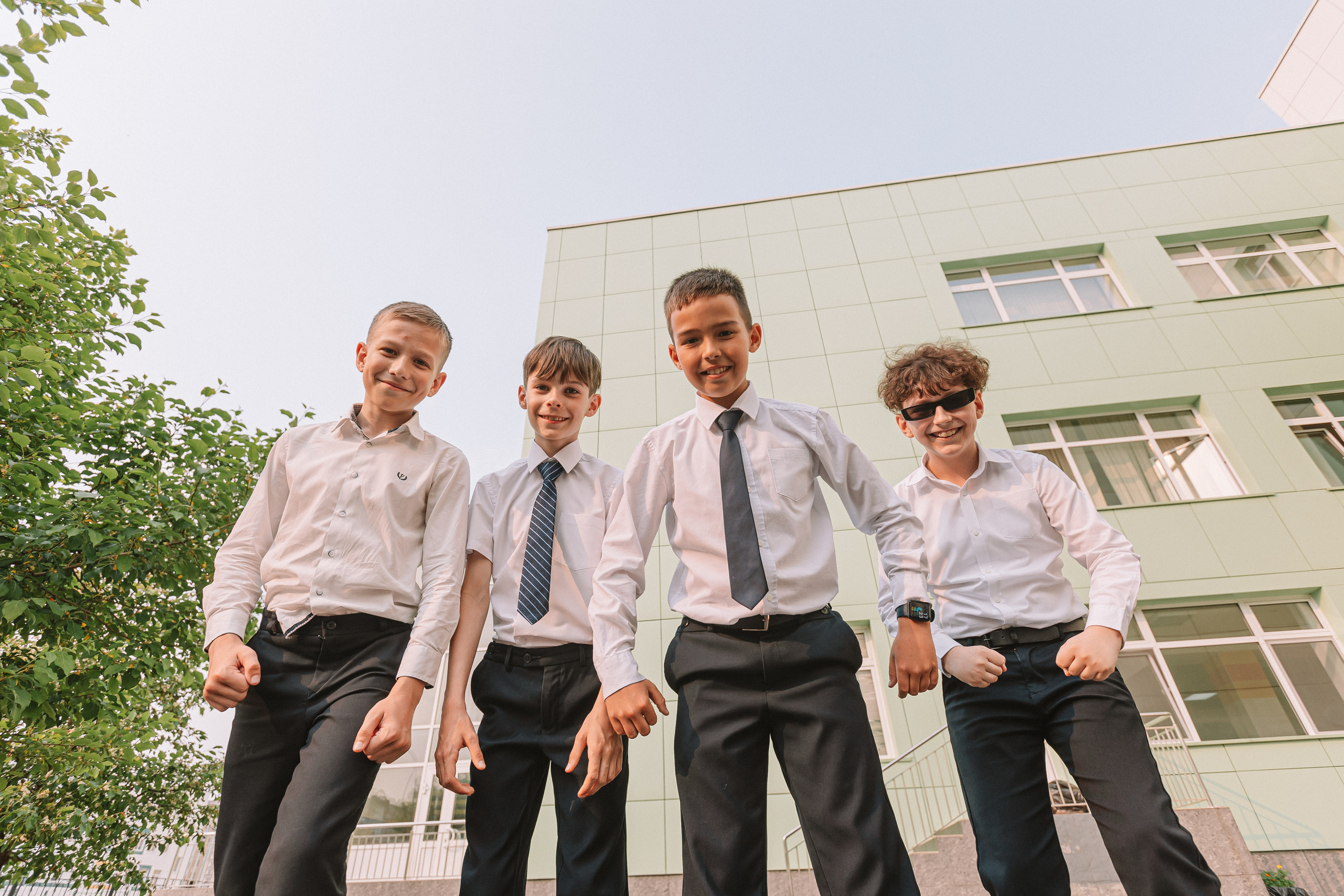 3 класс у школы. Семейный фотограф Тюмень, фотограф на роды Салмина Мария