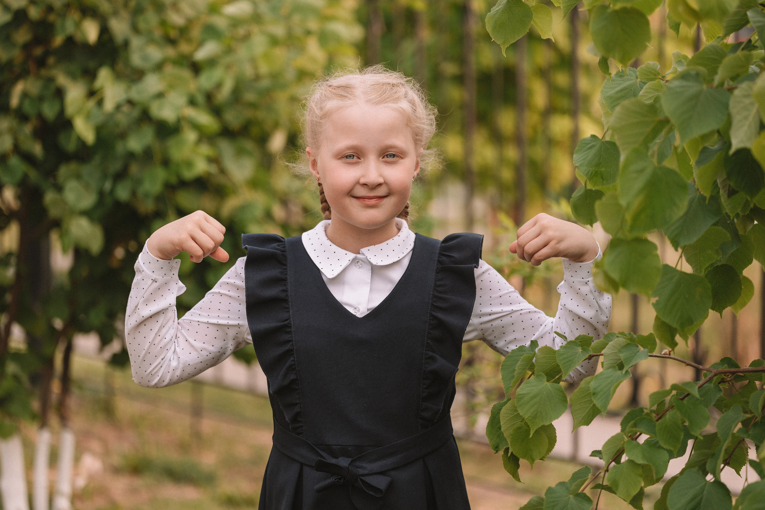 3 класс у школы. Семейный фотограф Тюмень, фотограф на роды Салмина Мария