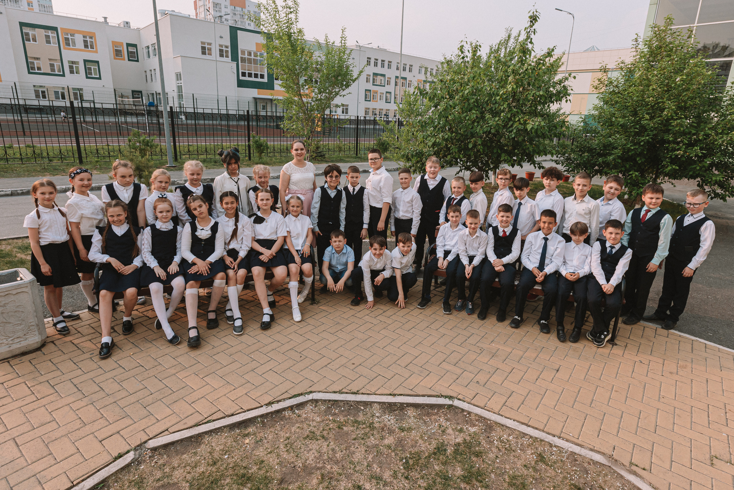 3 класс у школы. Семейный фотограф Тюмень, фотограф на роды Салмина Мария