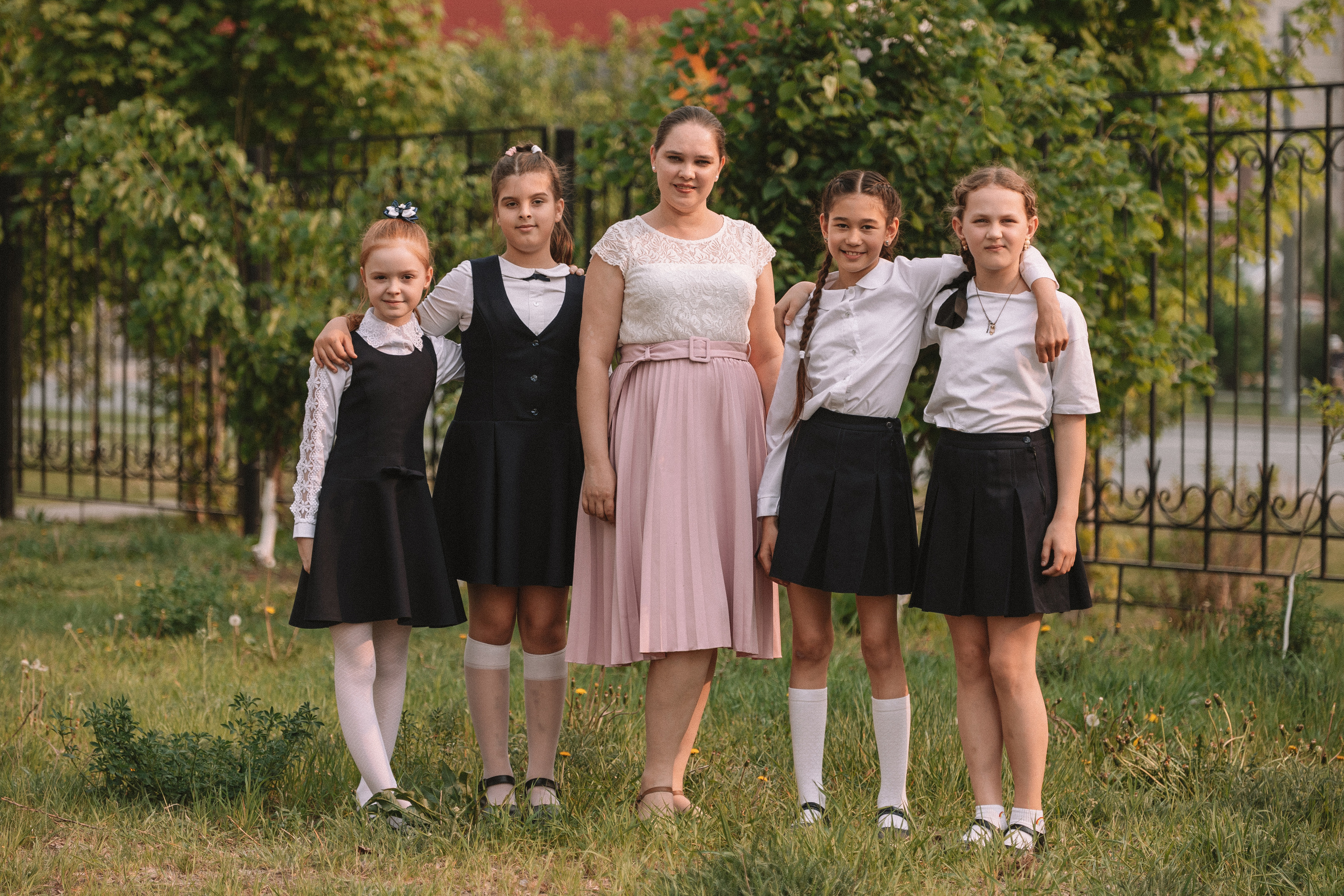 3 класс у школы. Семейный фотограф Тюмень, фотограф на роды Салмина Мария