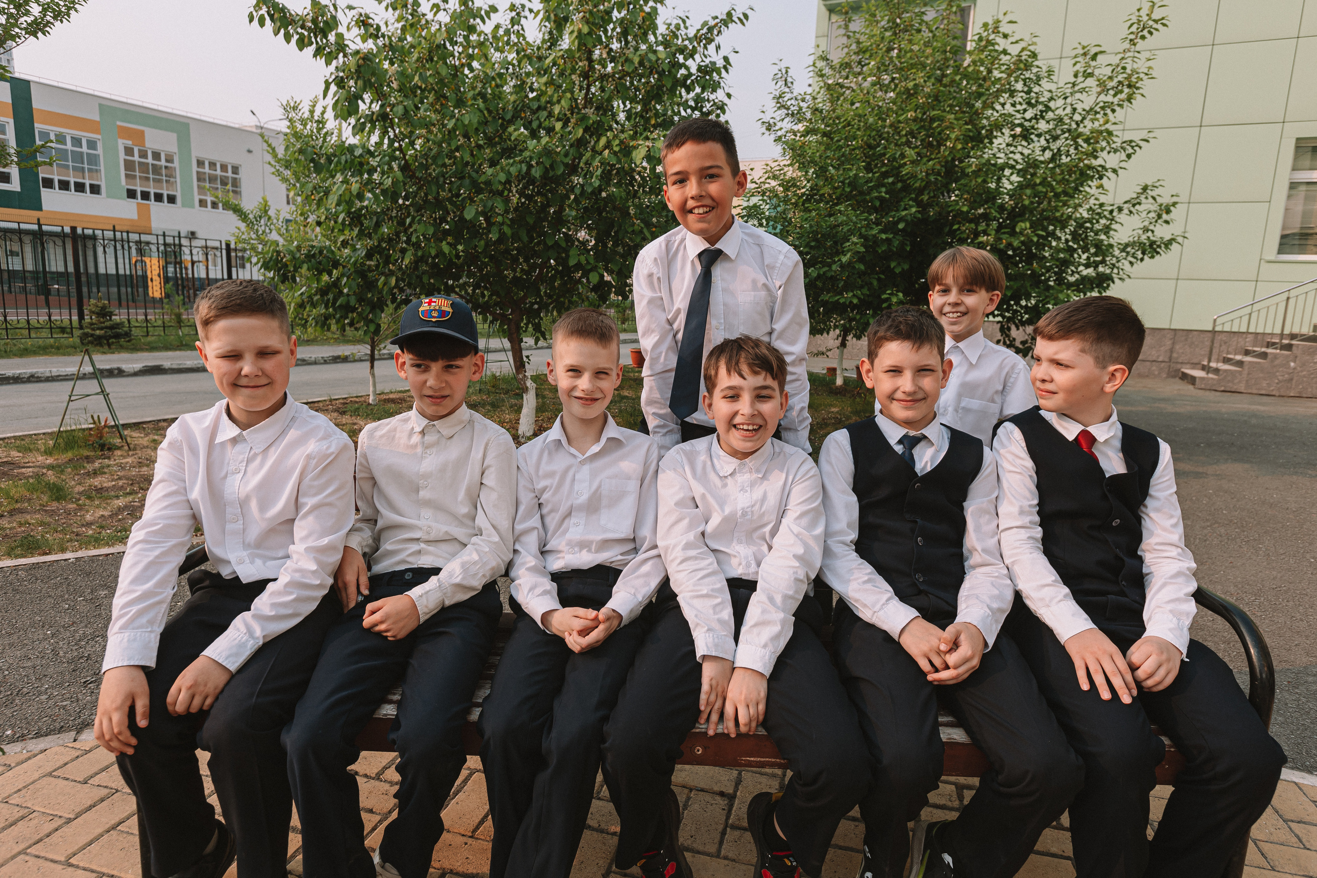 3 класс у школы. Семейный фотограф Тюмень, фотограф на роды Салмина Мария