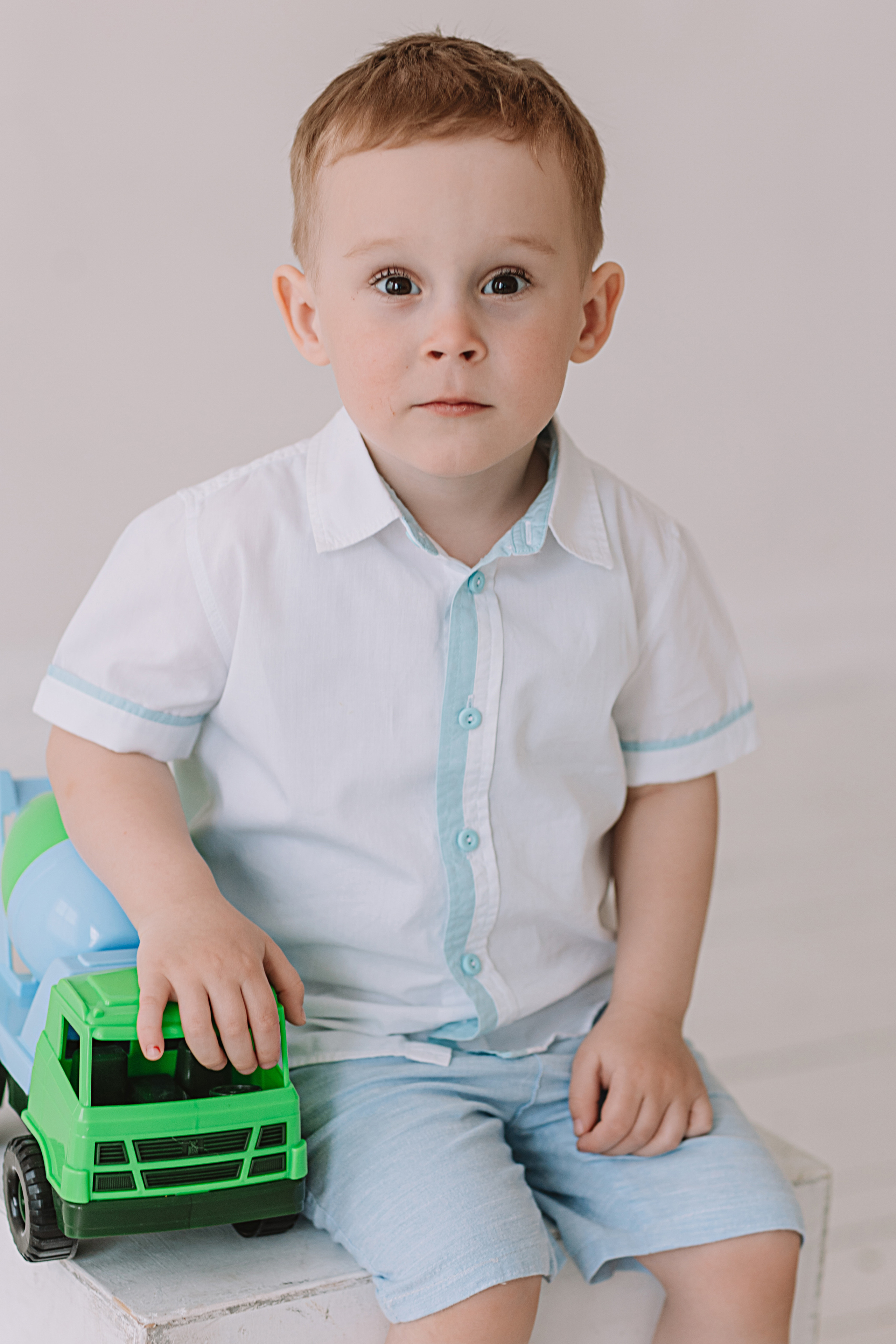 Младшая группа садика в студии. Семейный фотограф Тюмень, фотограф на роды Салмина Мария