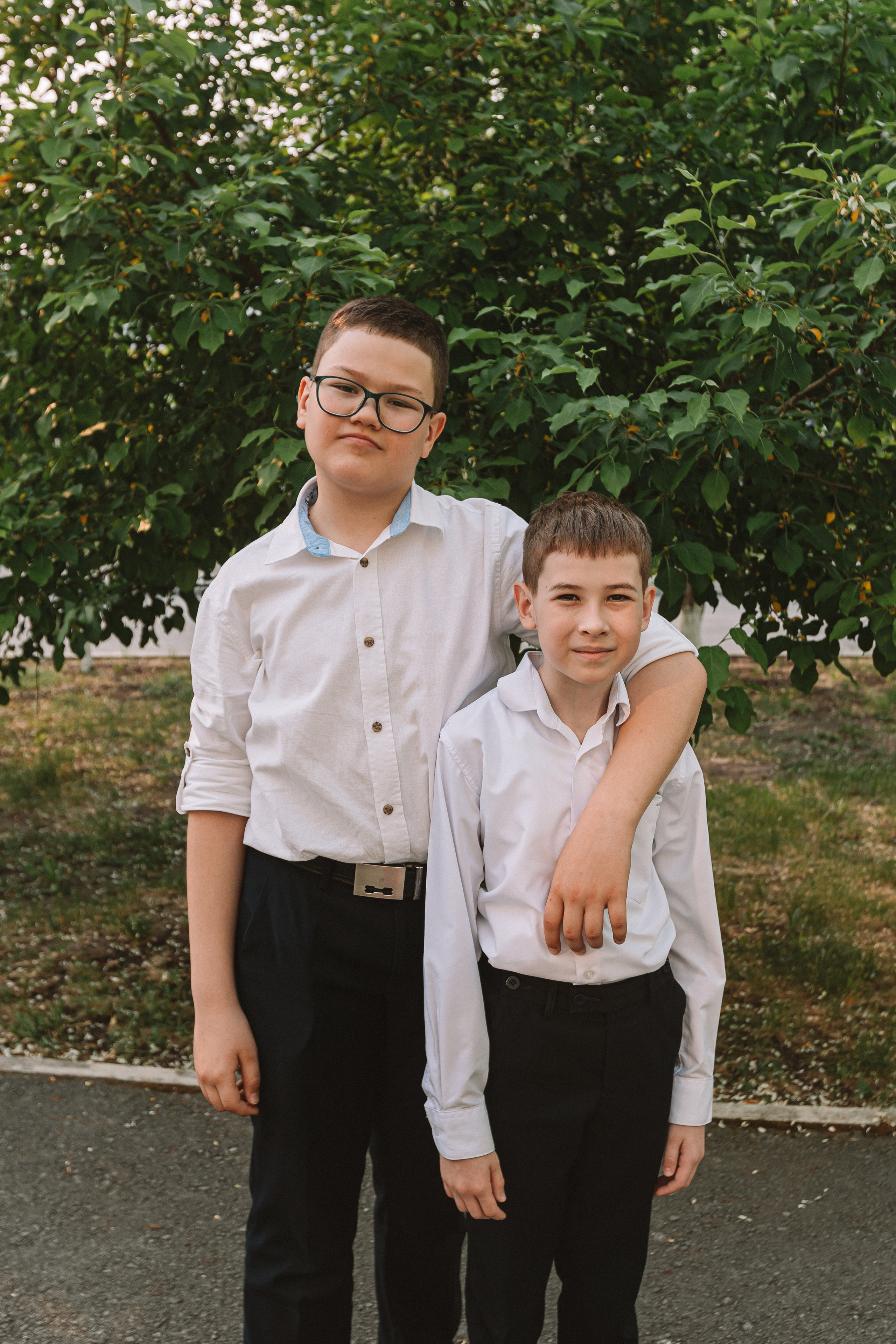 3 класс у школы. Семейный фотограф Тюмень, фотограф на роды Салмина Мария