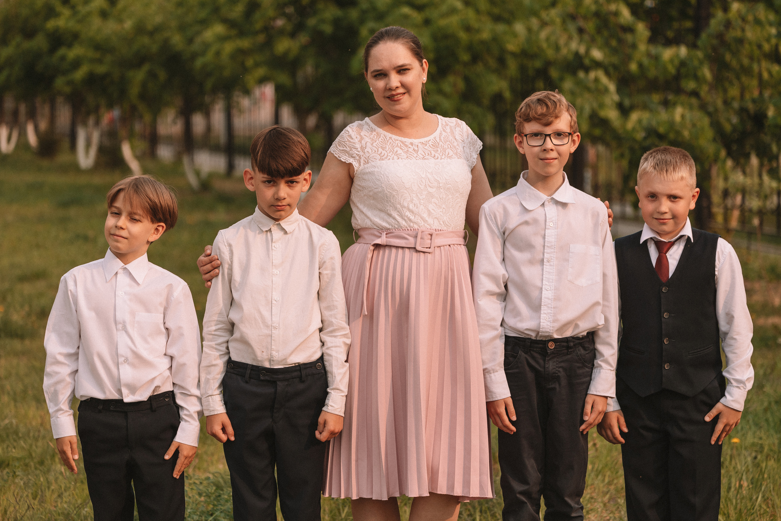 3 класс у школы. Семейный фотограф Тюмень, фотограф на роды Салмина Мария