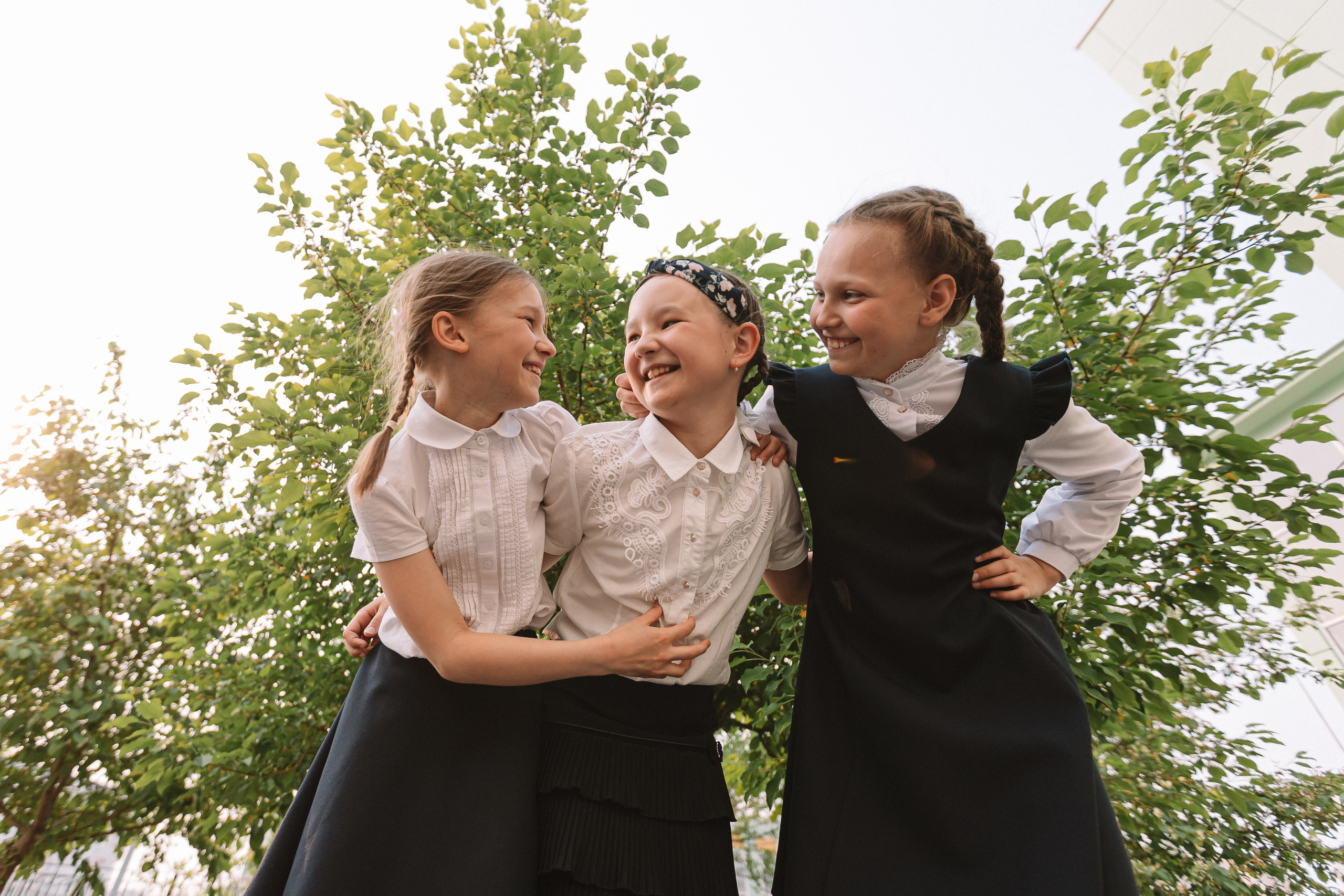 3 класс у школы. Семейный фотограф Тюмень, фотограф на роды Салмина Мария