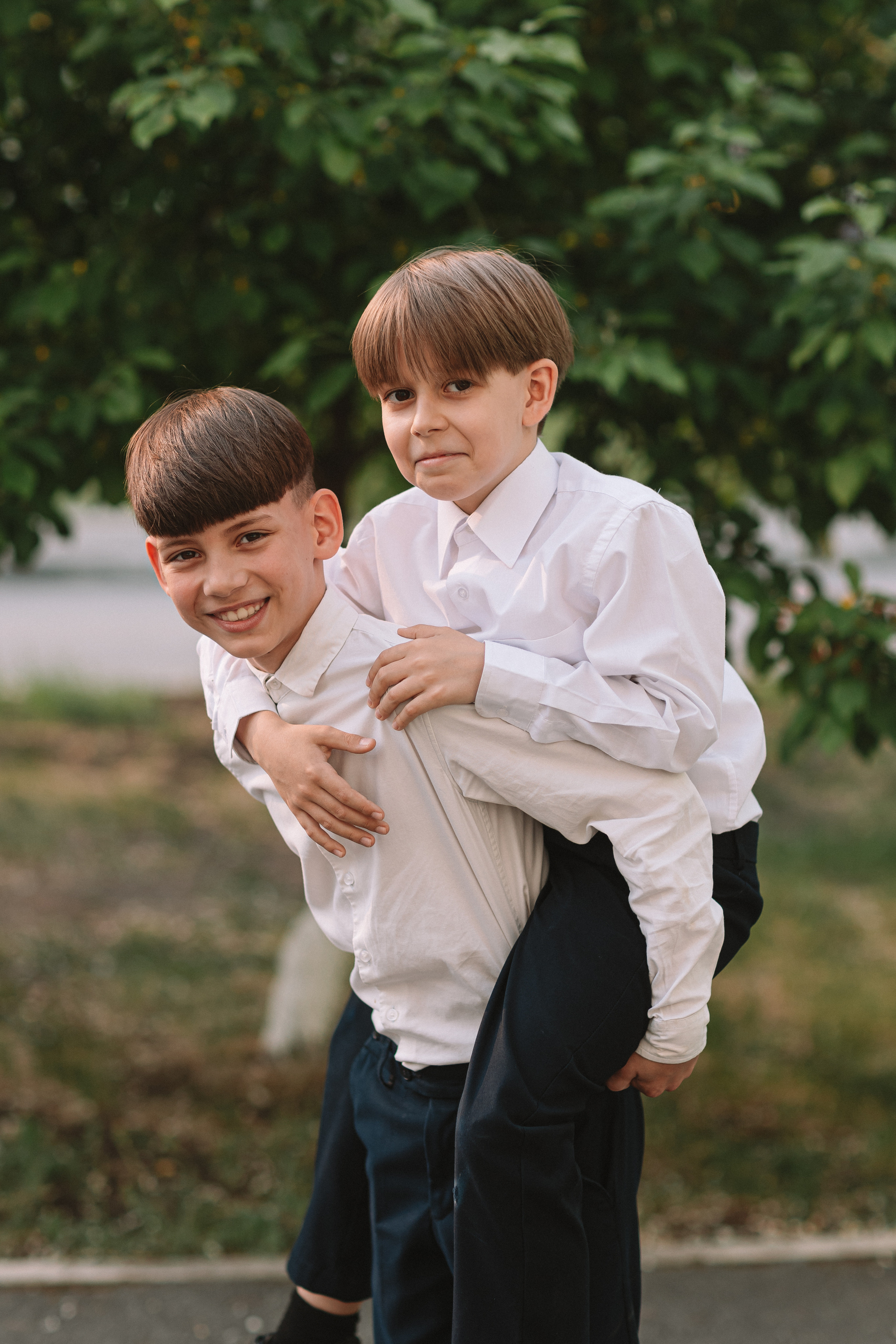 3 класс у школы. Семейный фотограф Тюмень, фотограф на роды Салмина Мария