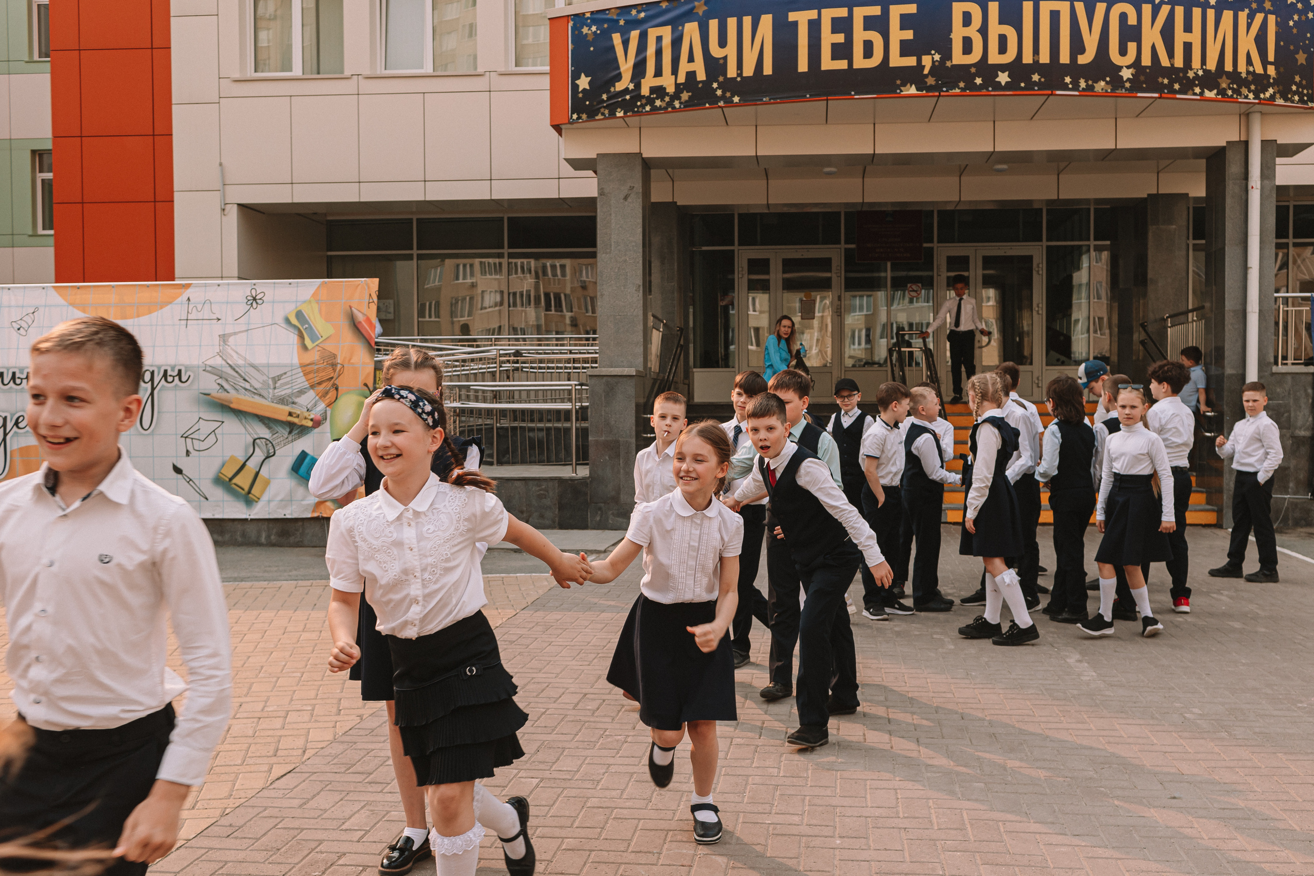 3 класс у школы. Семейный фотограф Тюмень, фотограф на роды Салмина Мария