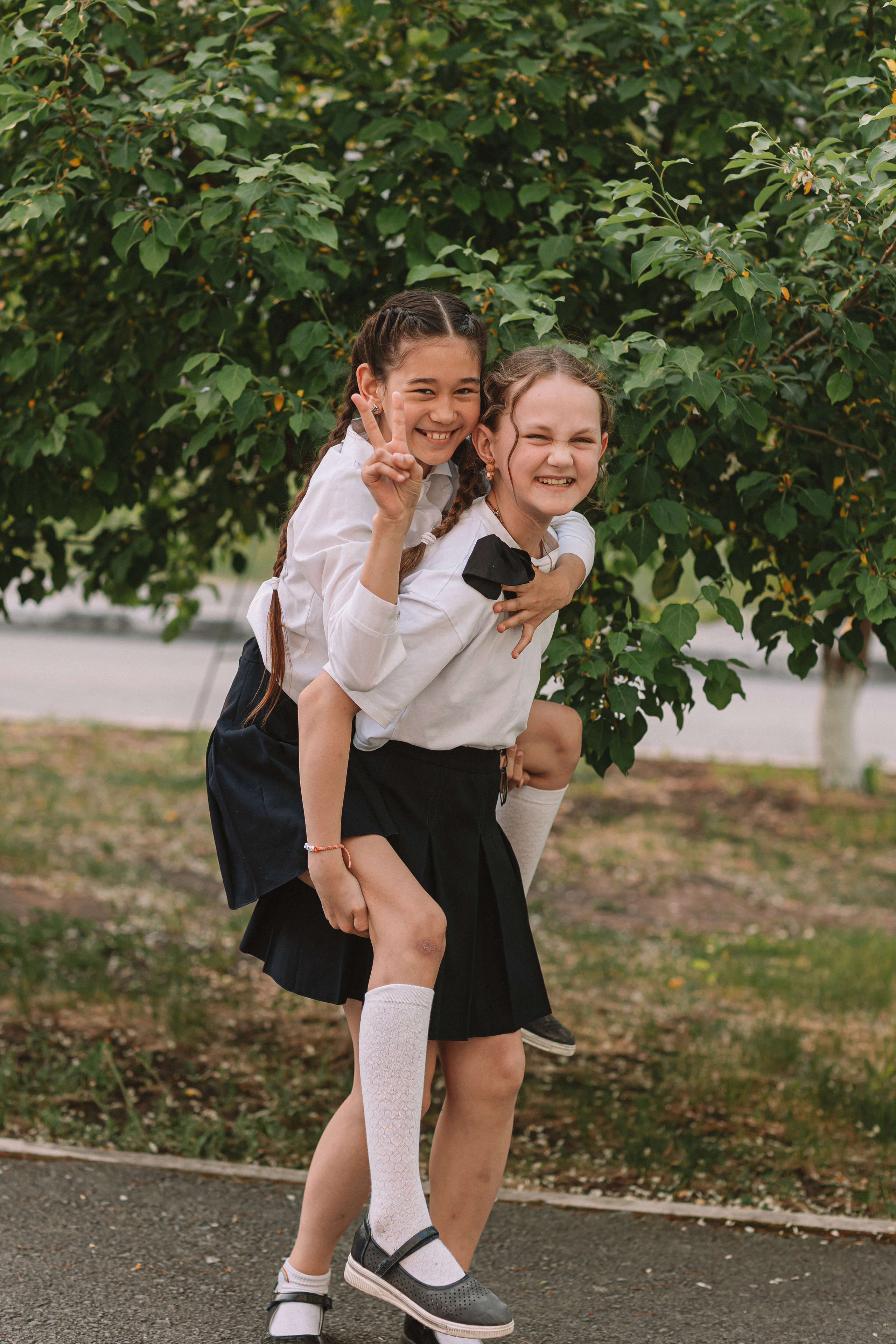 3 класс у школы. Семейный фотограф Тюмень, фотограф на роды Салмина Мария