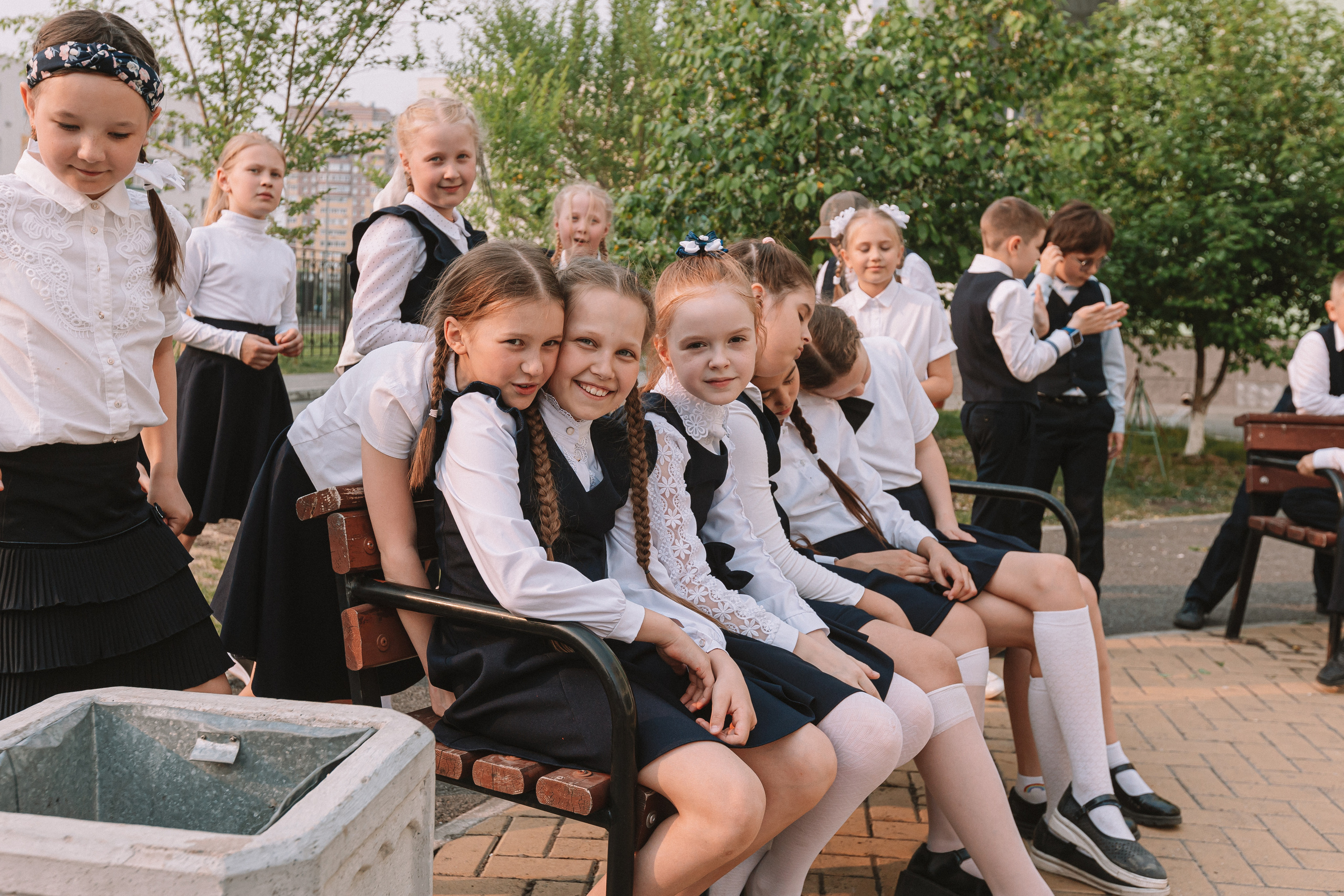 3 класс у школы. Семейный фотограф Тюмень, фотограф на роды Салмина Мария