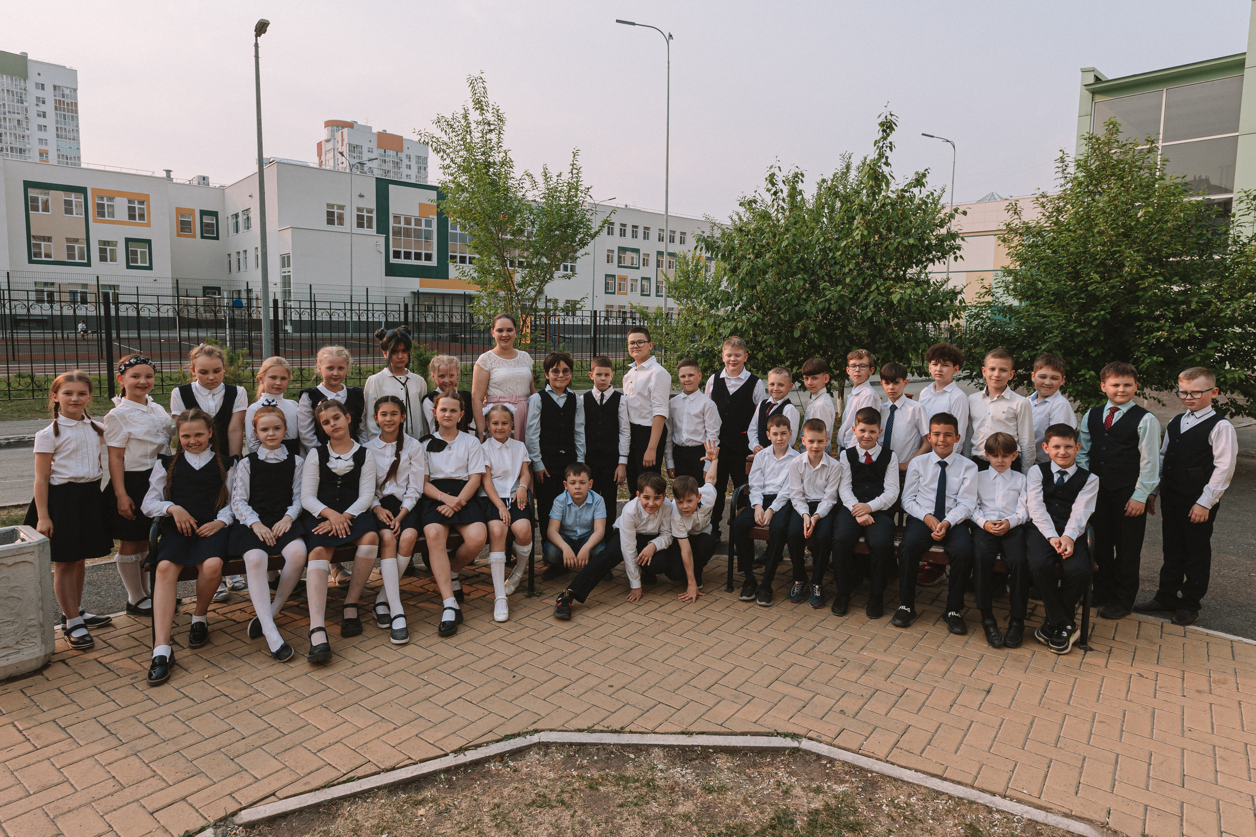 3 класс у школы. Семейный фотограф Тюмень, фотограф на роды Салмина Мария