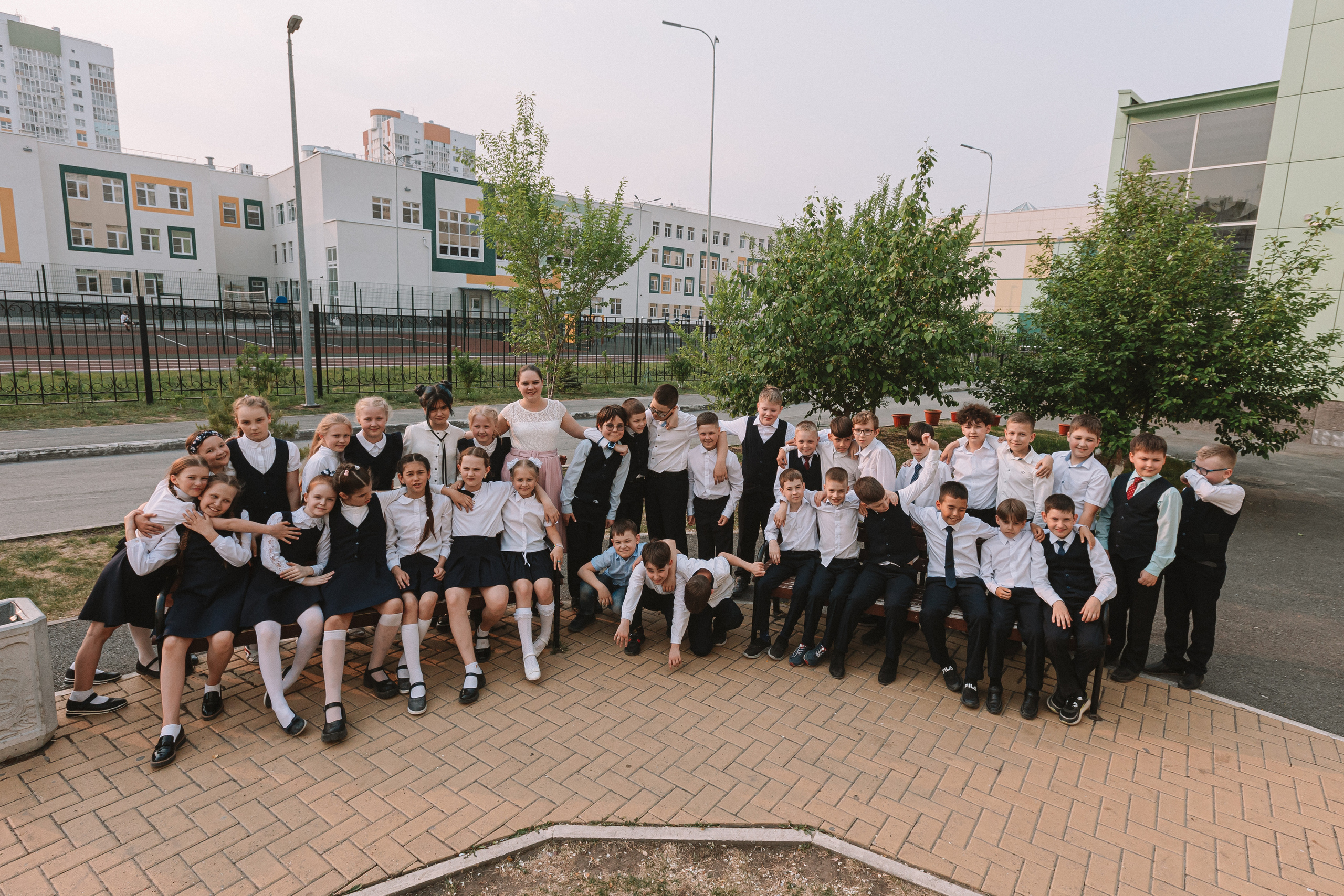 3 класс у школы. Семейный фотограф Тюмень, фотограф на роды Салмина Мария