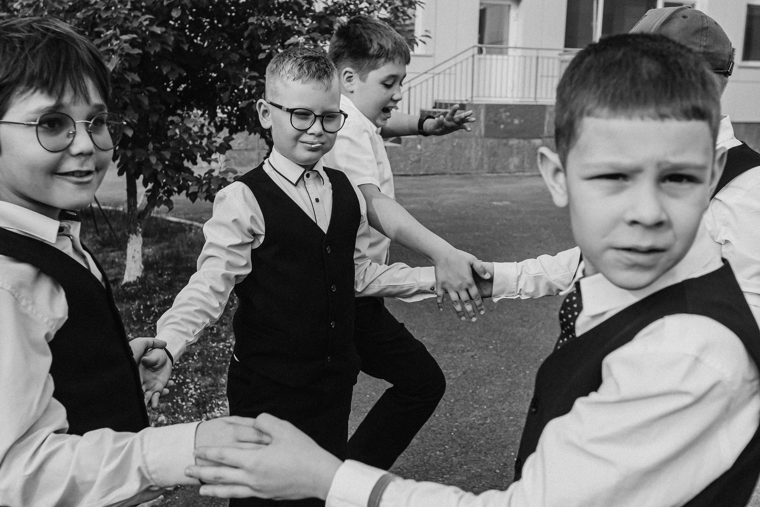 3 класс у школы. Семейный фотограф Тюмень, фотограф на роды Салмина Мария