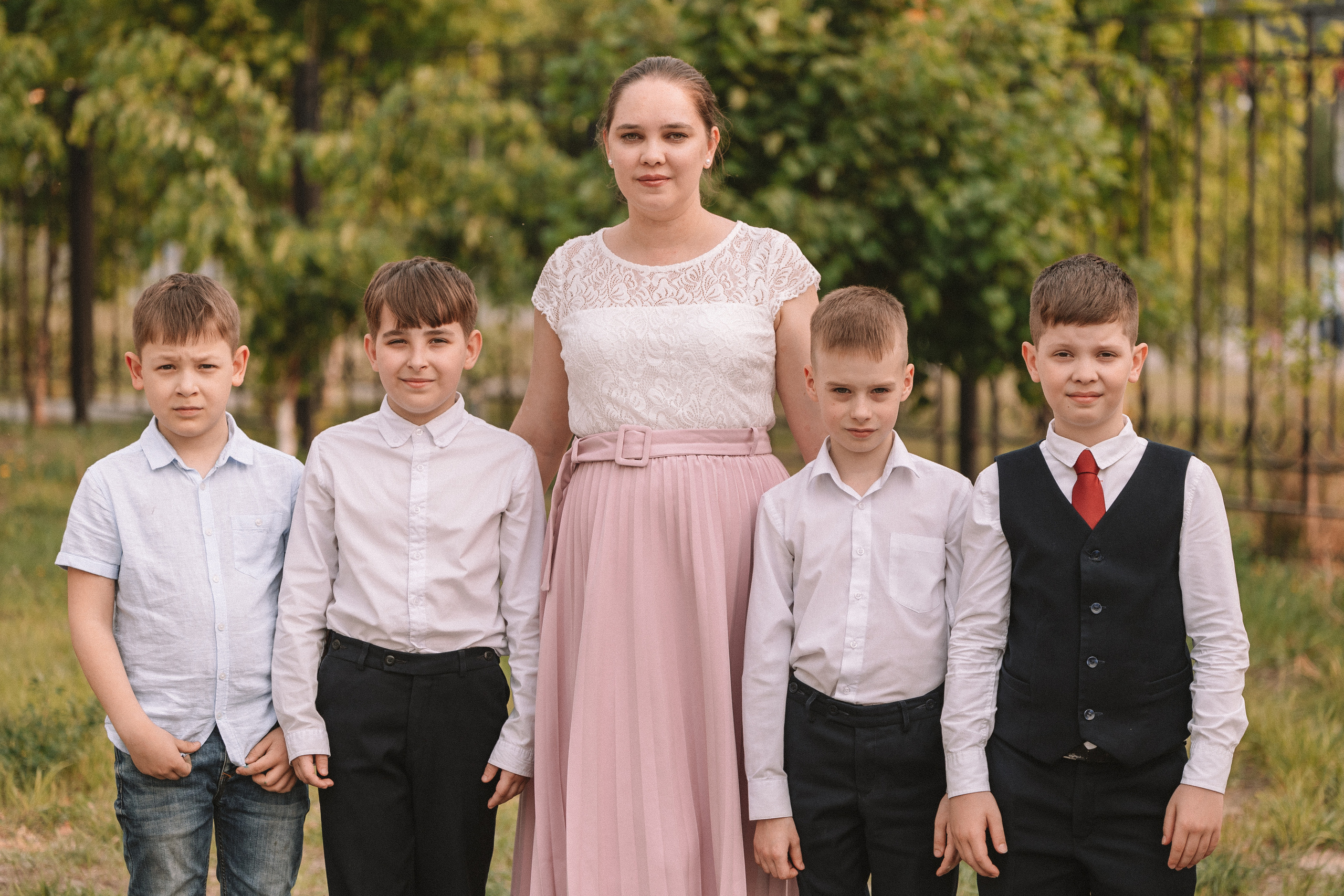 3 класс у школы. Семейный фотограф Тюмень, фотограф на роды Салмина Мария