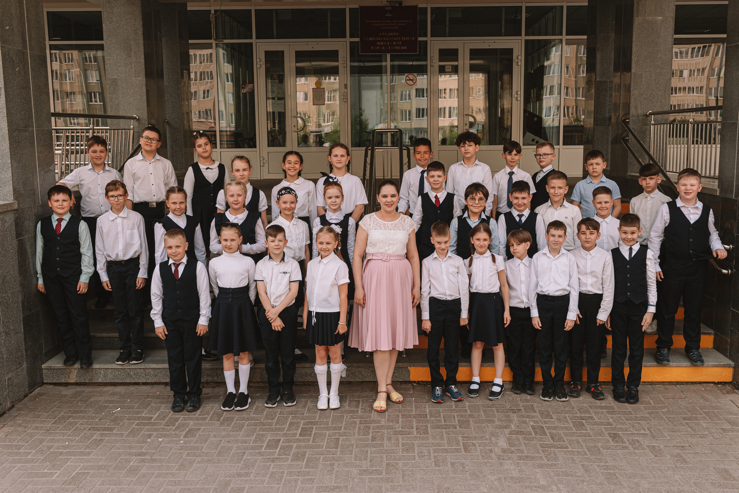 3 класс у школы. Семейный фотограф Тюмень, фотограф на роды Салмина Мария