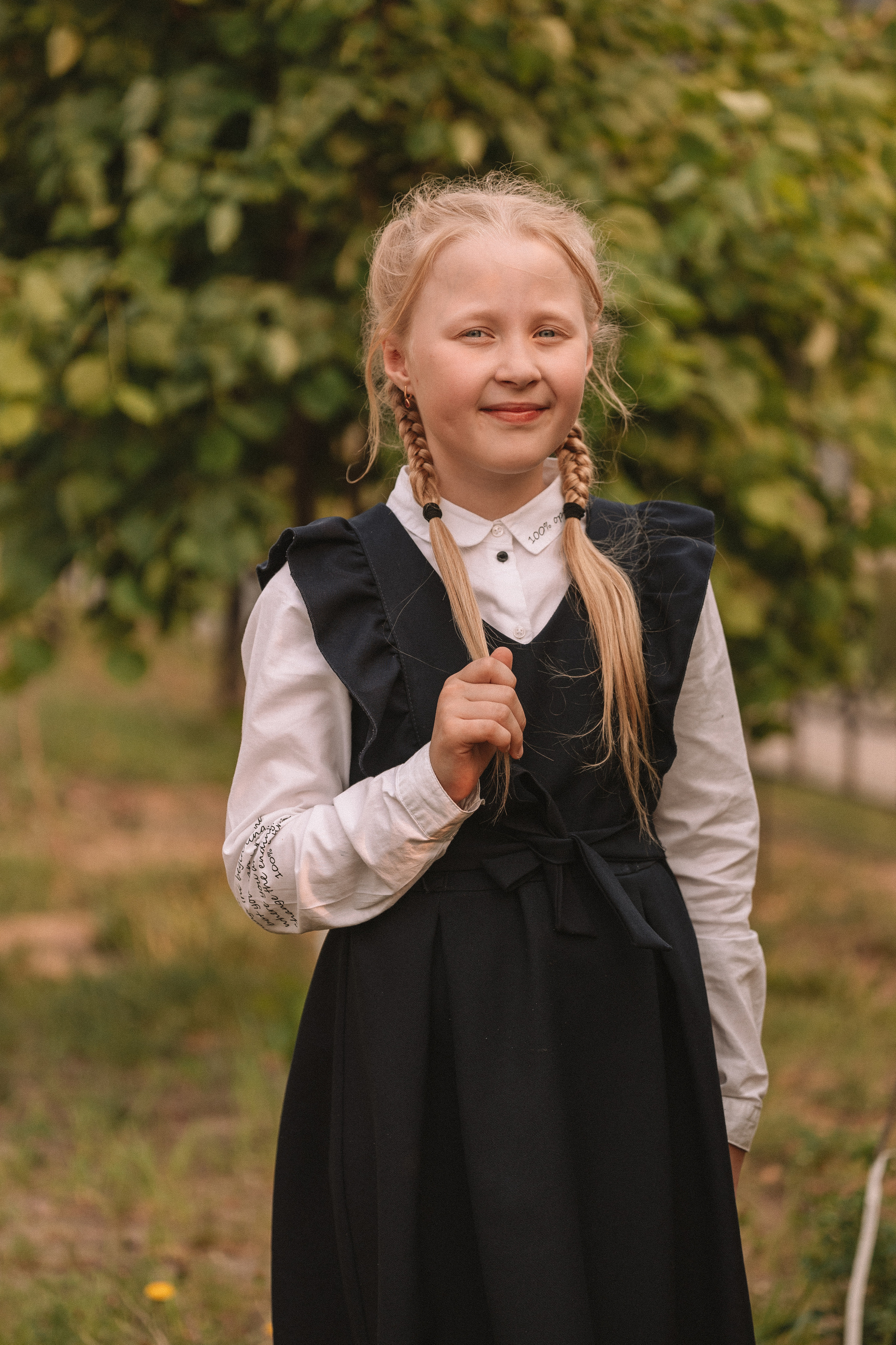 3 класс у школы. Семейный фотограф Тюмень, фотограф на роды Салмина Мария