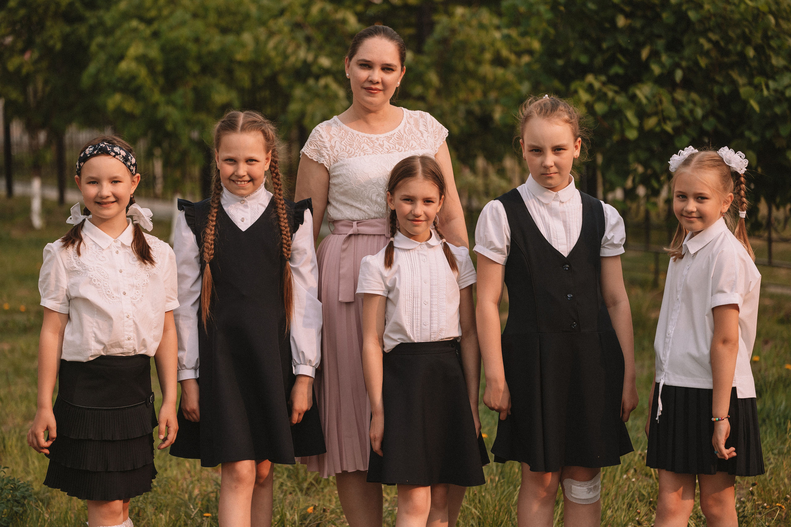 3 класс у школы. Семейный фотограф Тюмень, фотограф на роды Салмина Мария