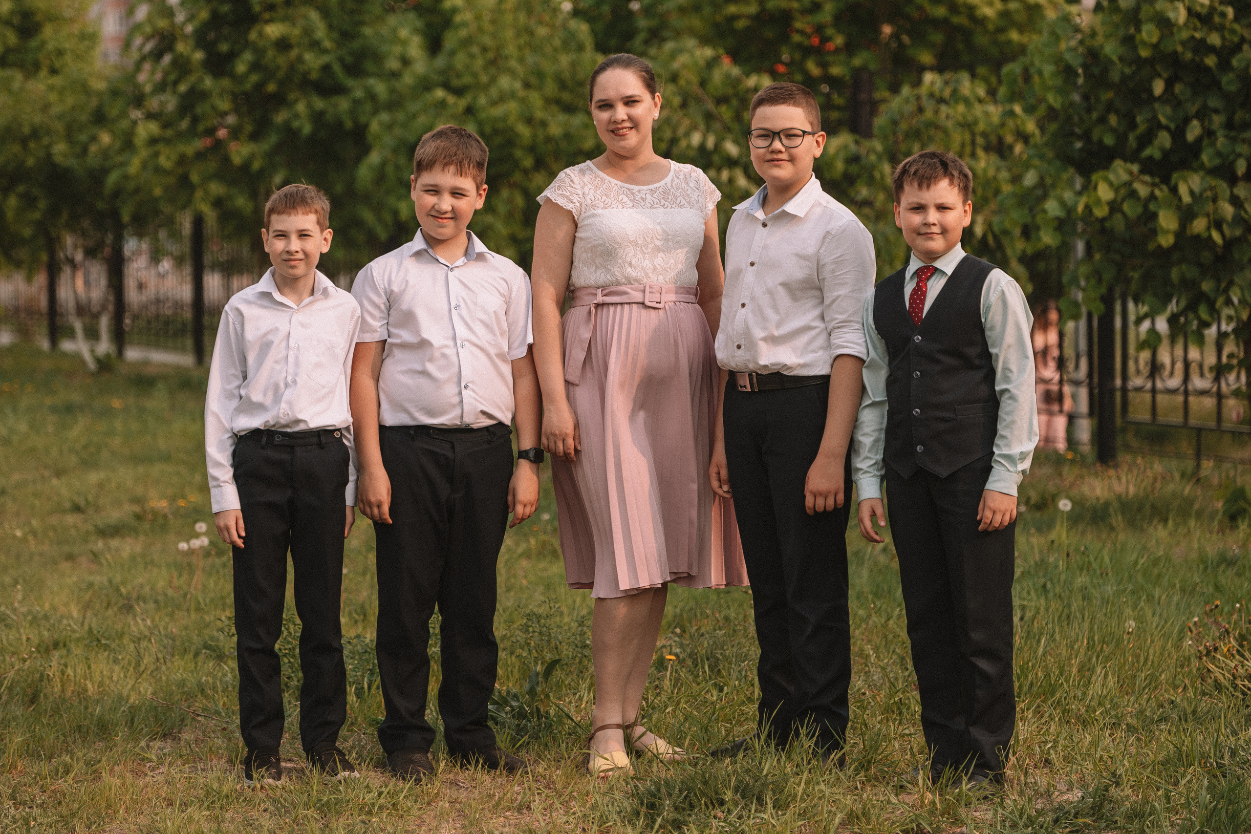 3 класс у школы. Семейный фотограф Тюмень, фотограф на роды Салмина Мария