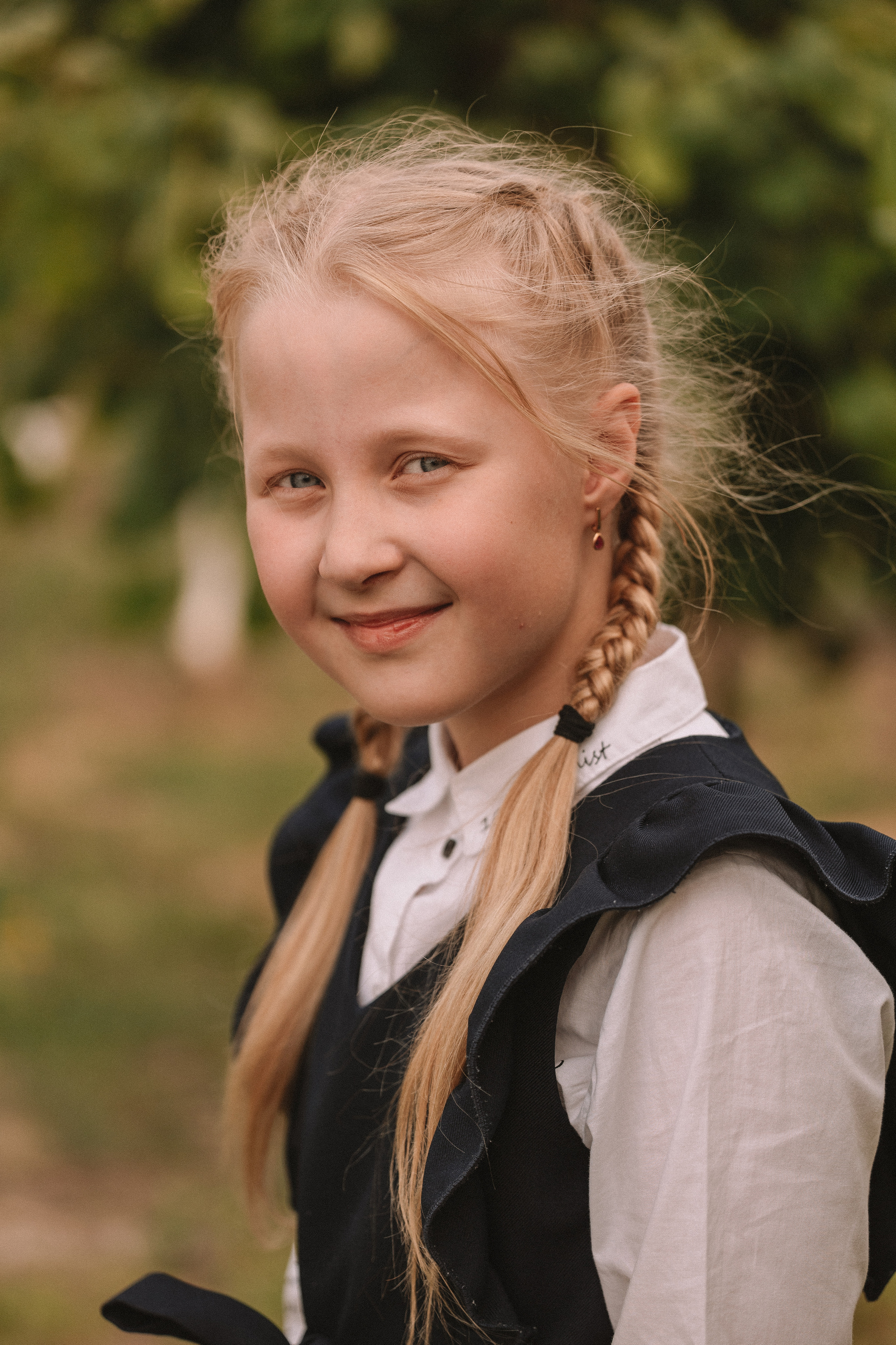 3 класс у школы. Семейный фотограф Тюмень, фотограф на роды Салмина Мария