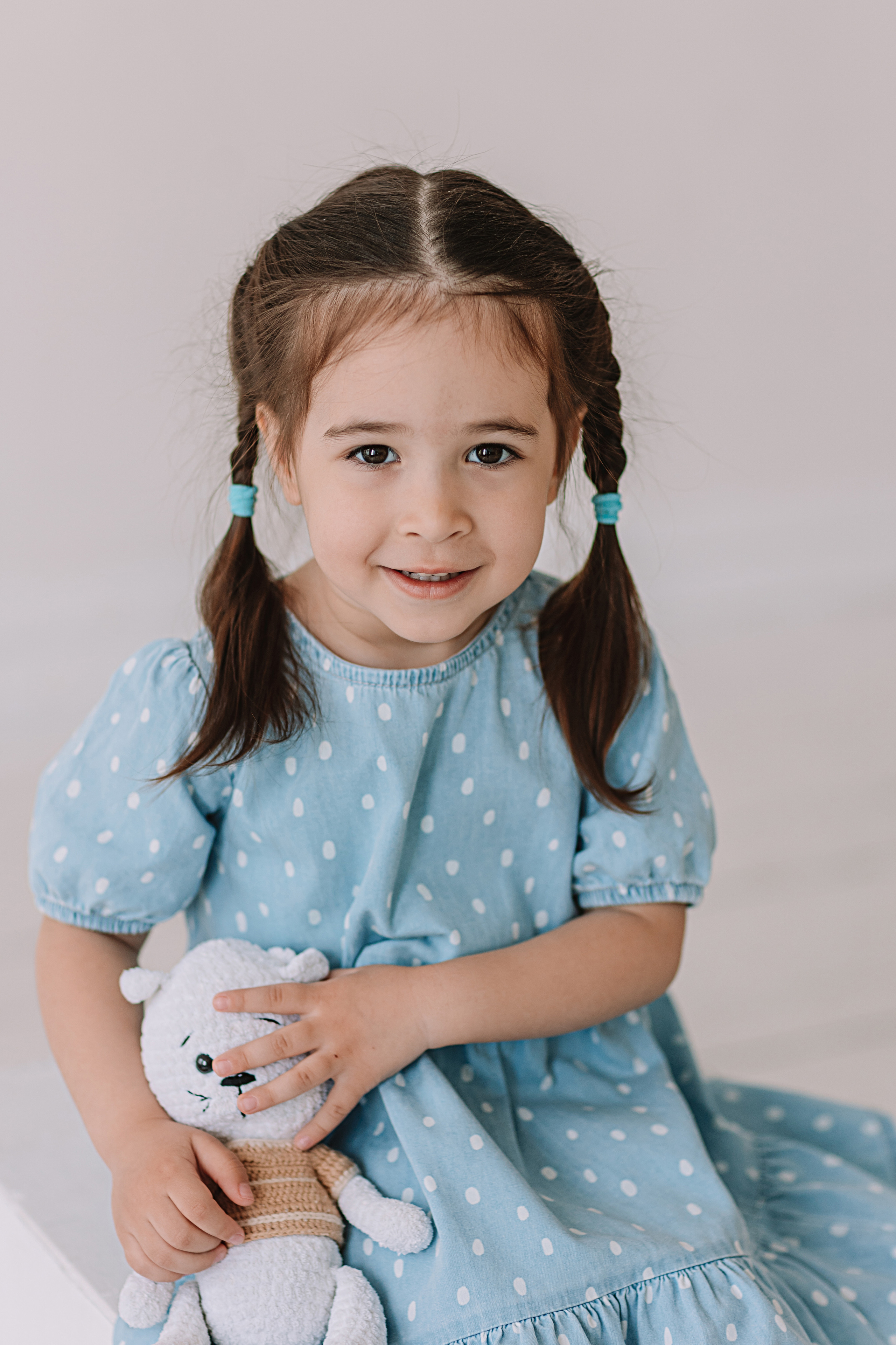 Младшая группа садика в студии. Семейный фотограф Тюмень, фотограф на роды Салмина Мария