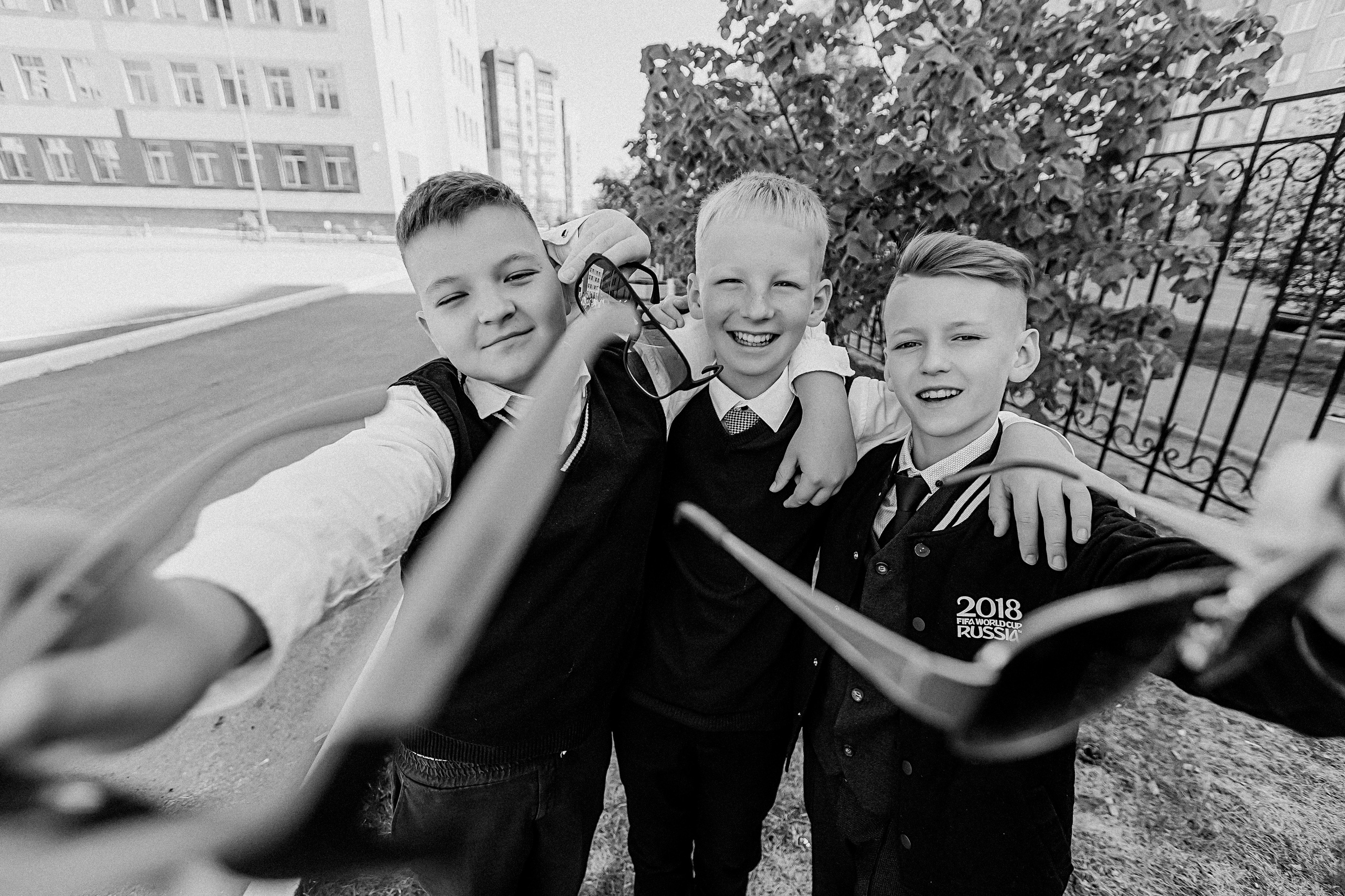 6 класс у школы. Семейный фотограф Тюмень, фотограф на роды Салмина Мария