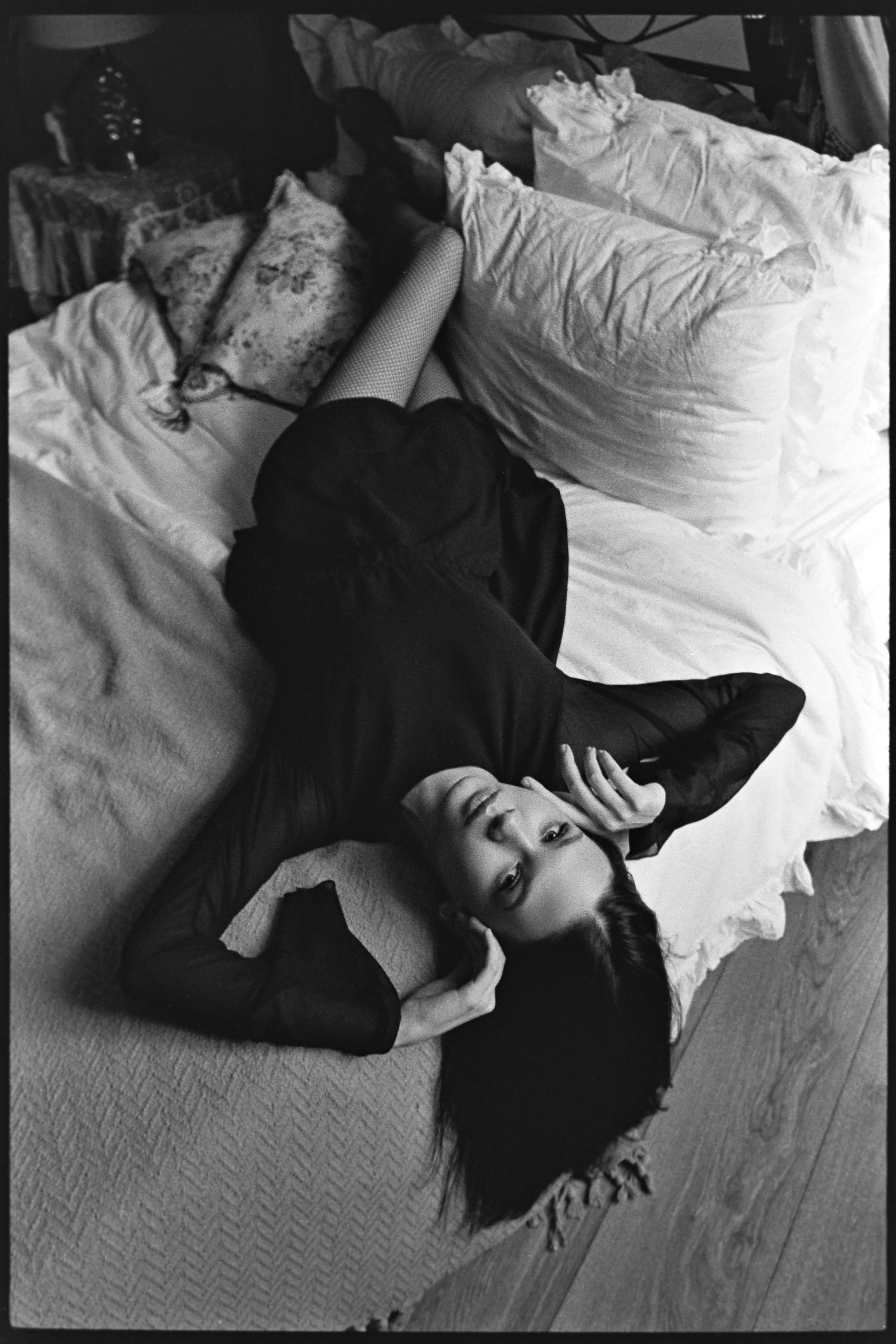 Студийная фотосессия с естественным светом на черно-белую пленку