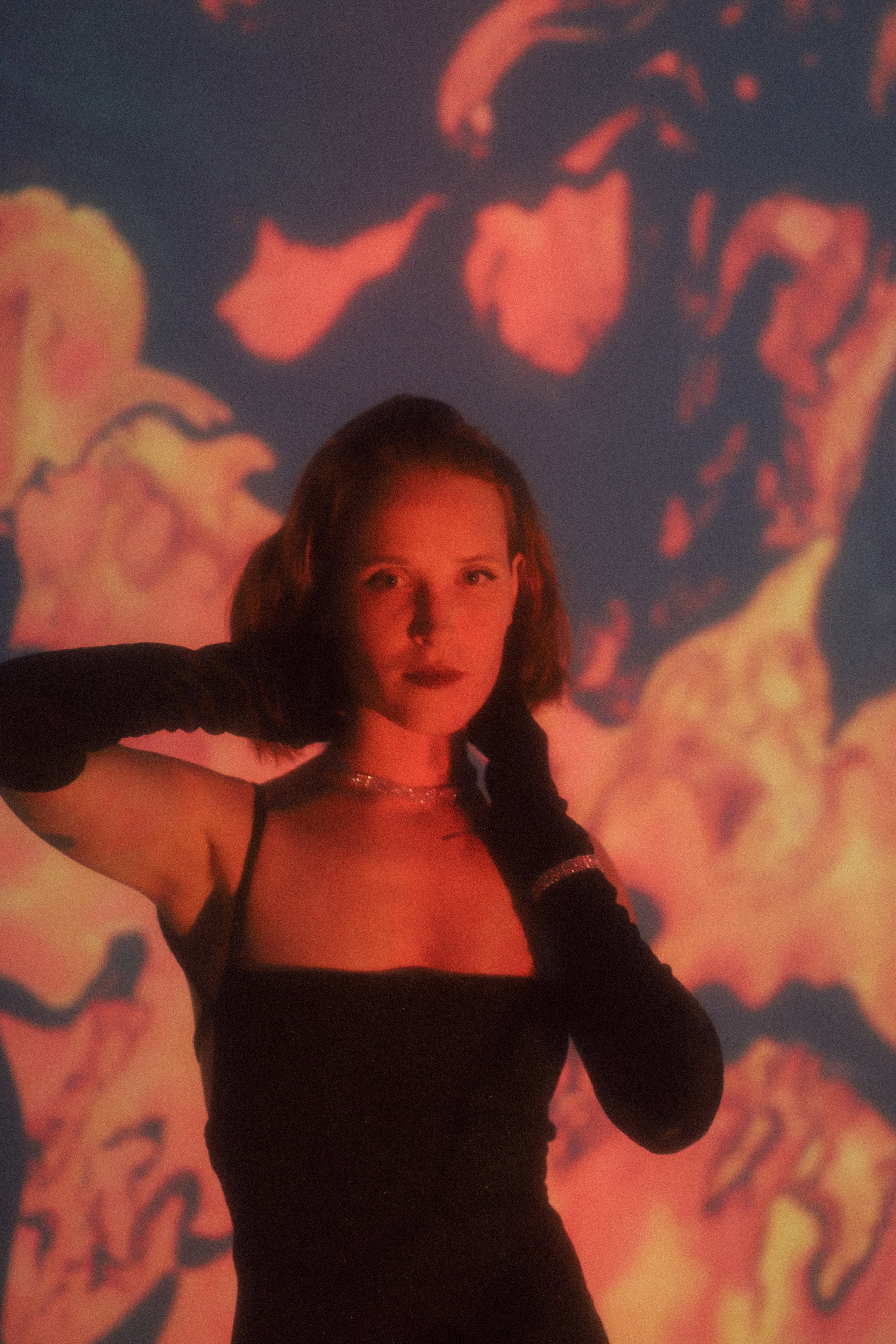Девушка модель в красном свете