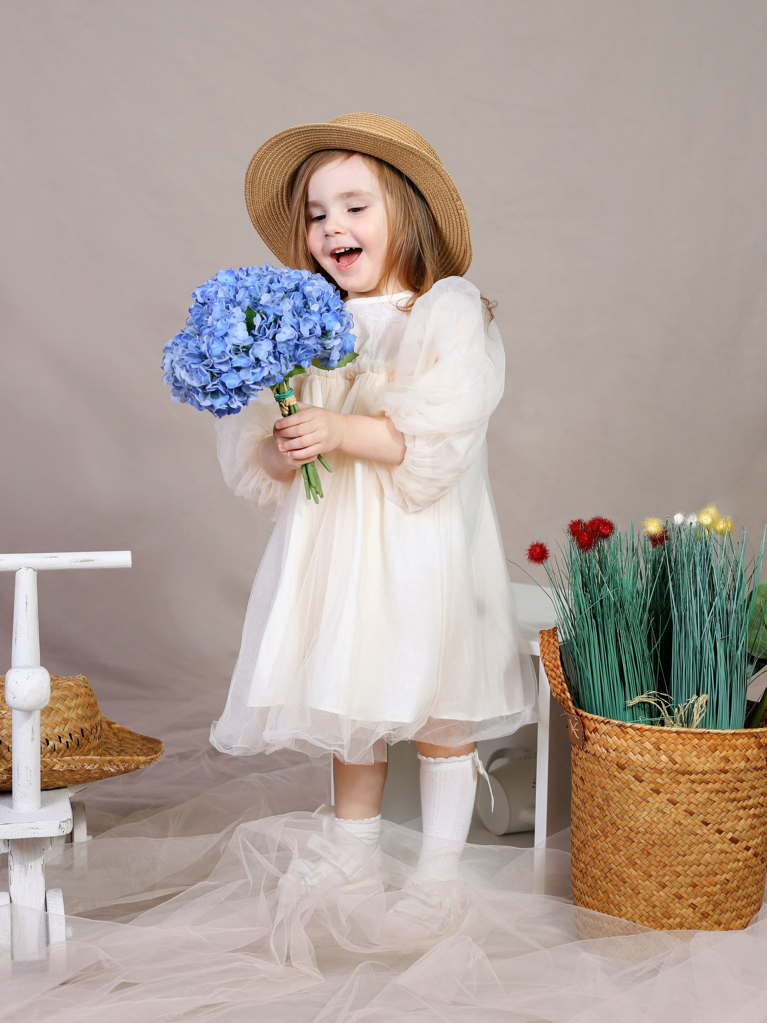 Общее фото в детском саду с выездным реквизитом в Тюмени. Выпускные альбомы в Тюмени для школ, садов, вузов спортивных секций