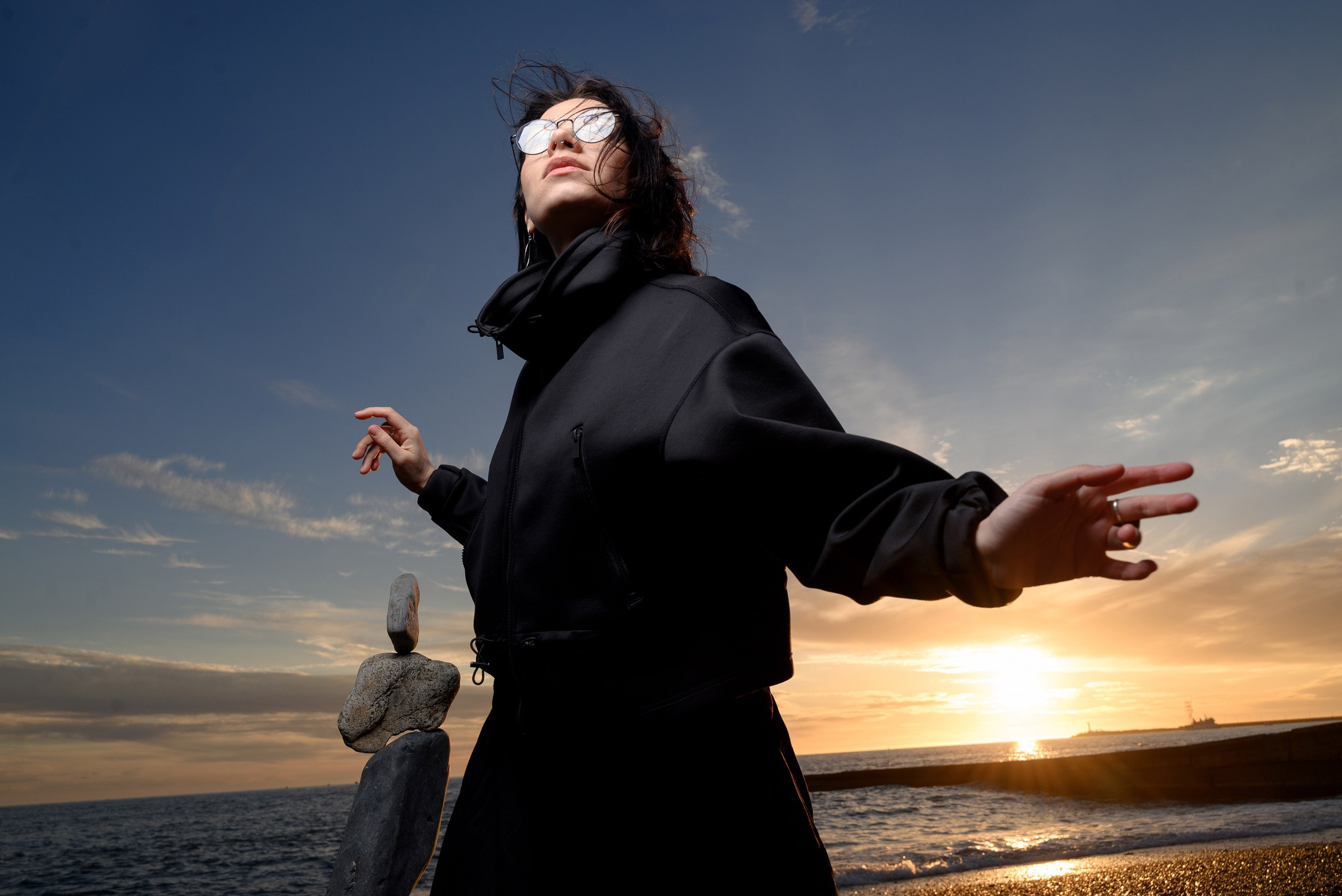 Профессиональные портреты на берегу моря в Сочи в лучах заката