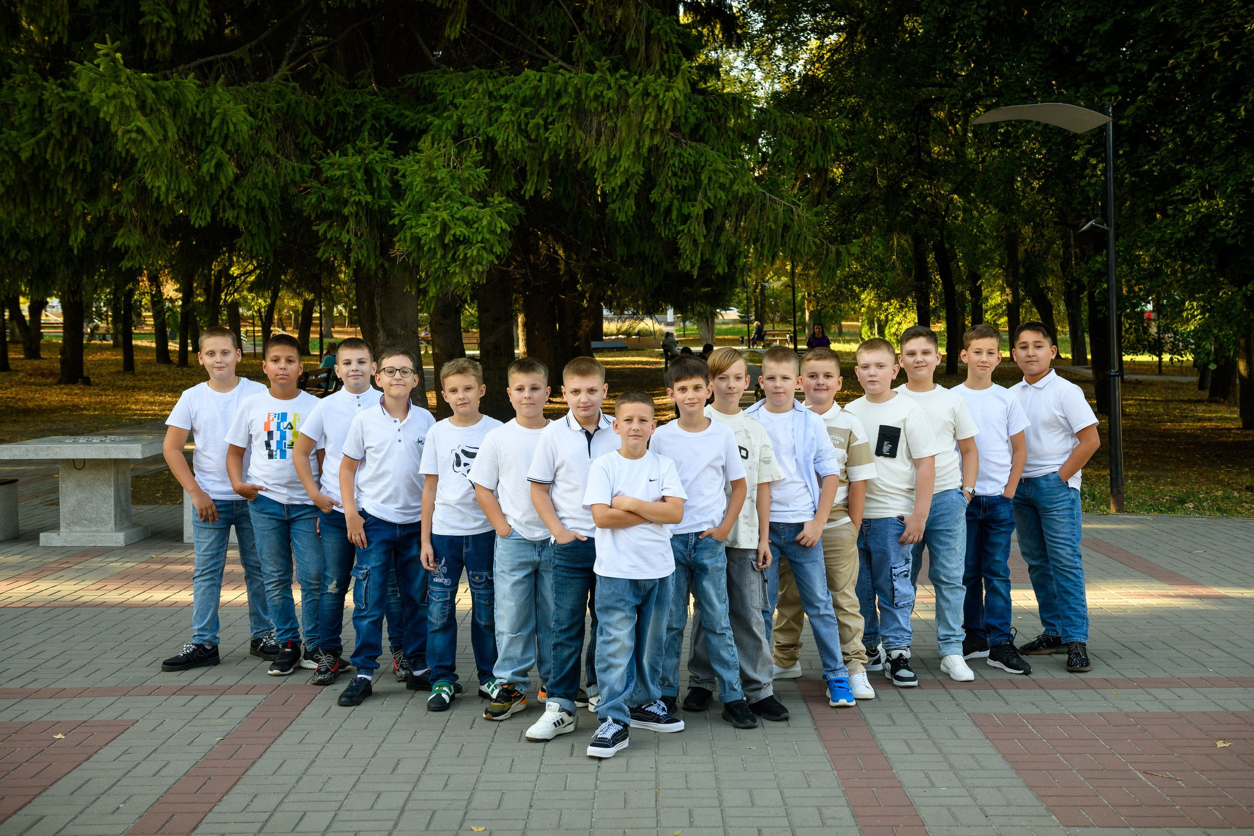 Четвероклассники позируют для школьного альбома. Выпускные альбомы в Курске