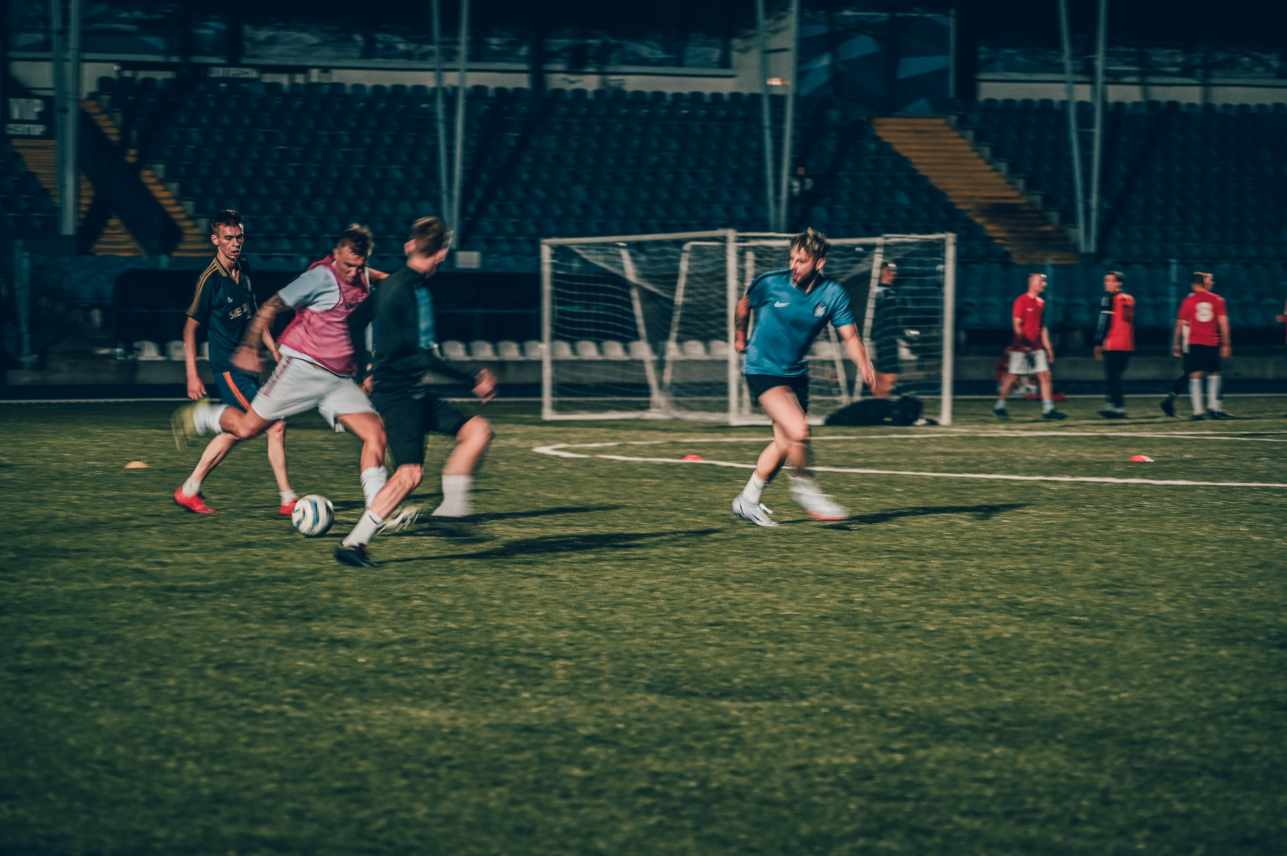 Фотосъёмка футбольной тренировки на стадионе. Фотограф Александр Орымбаев