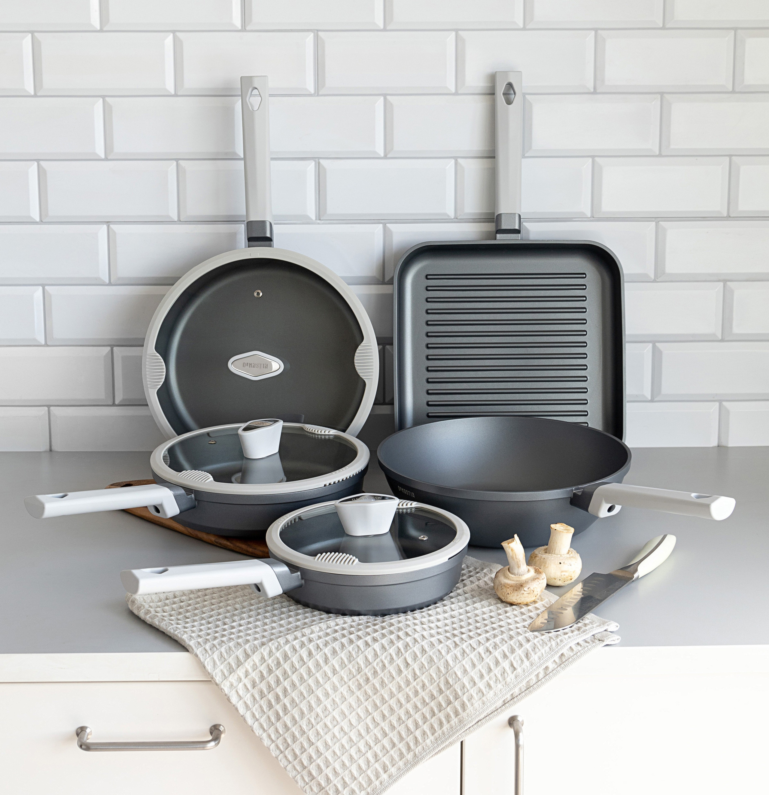 Набор сковородок на фоне кухонного гарнитура | Съемка для Wildberries