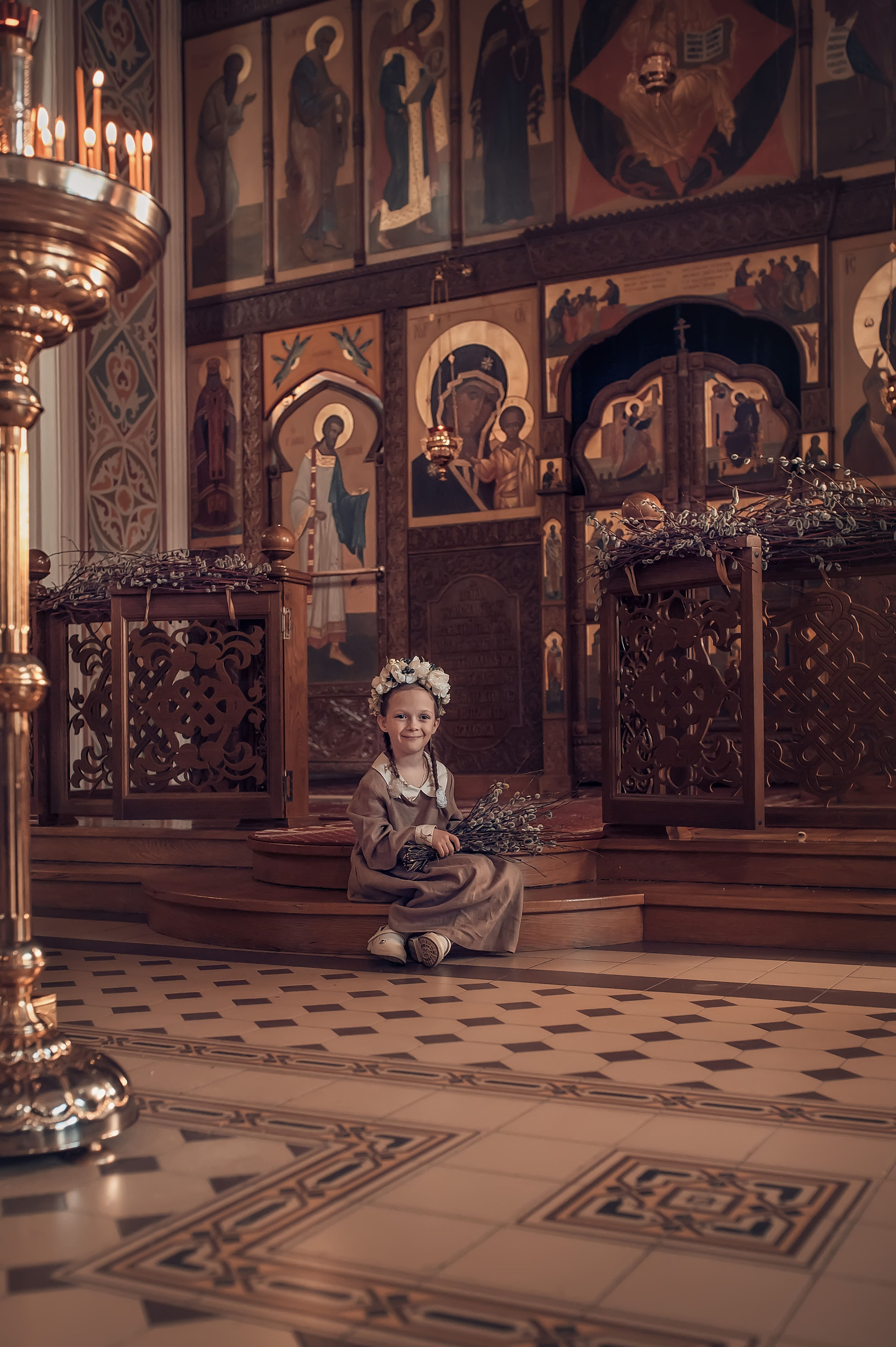 Ниночка с мамой Еленой в вербное воскресенье. Фотографы крещения/венчания  Красноярск Татьяна и Вячеслав Переваловы