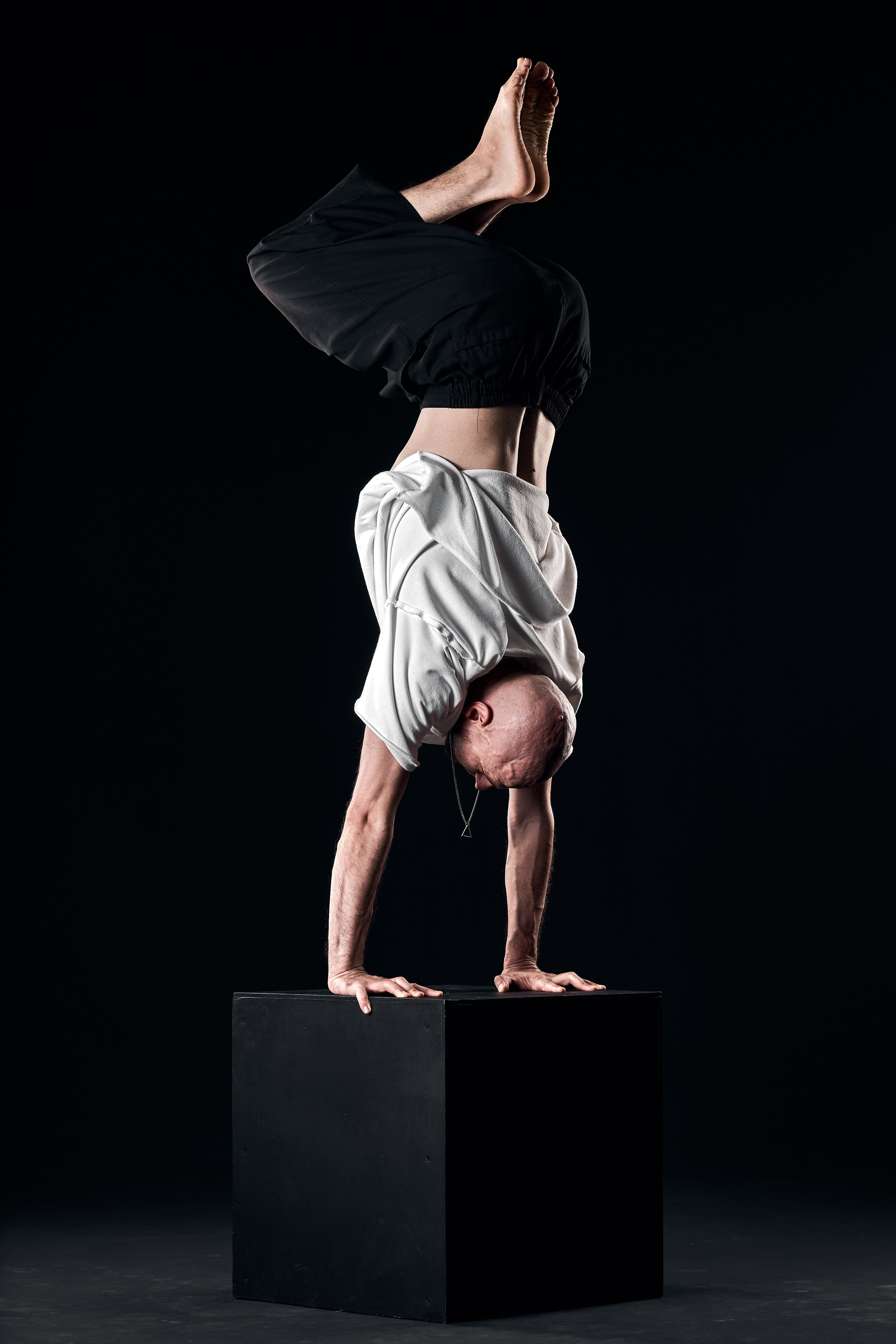 Мужская йога FYSM — фотосессия на тёмном фоне