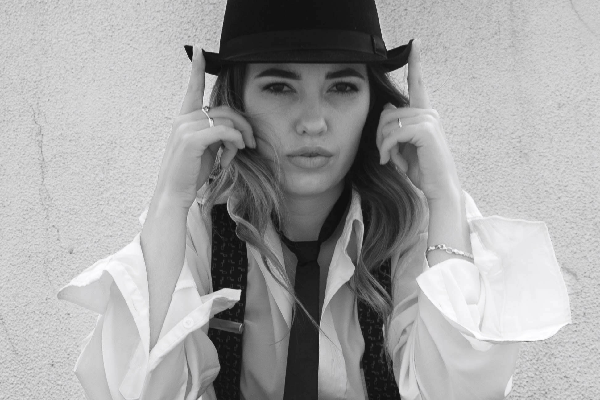 Монохромная фотография девушки в мужском костюме застилает взгляд зрителя элегантностью и изяществом. Одновременно сдержанная и провокационная, девушка в этой фотографии иллюстрирует вечную борьбу противоположностей, создавая потрясающе харизматичный образ. Екатеринбург фотосессии  Автор фотограф: Додров. Ph: dodrov.