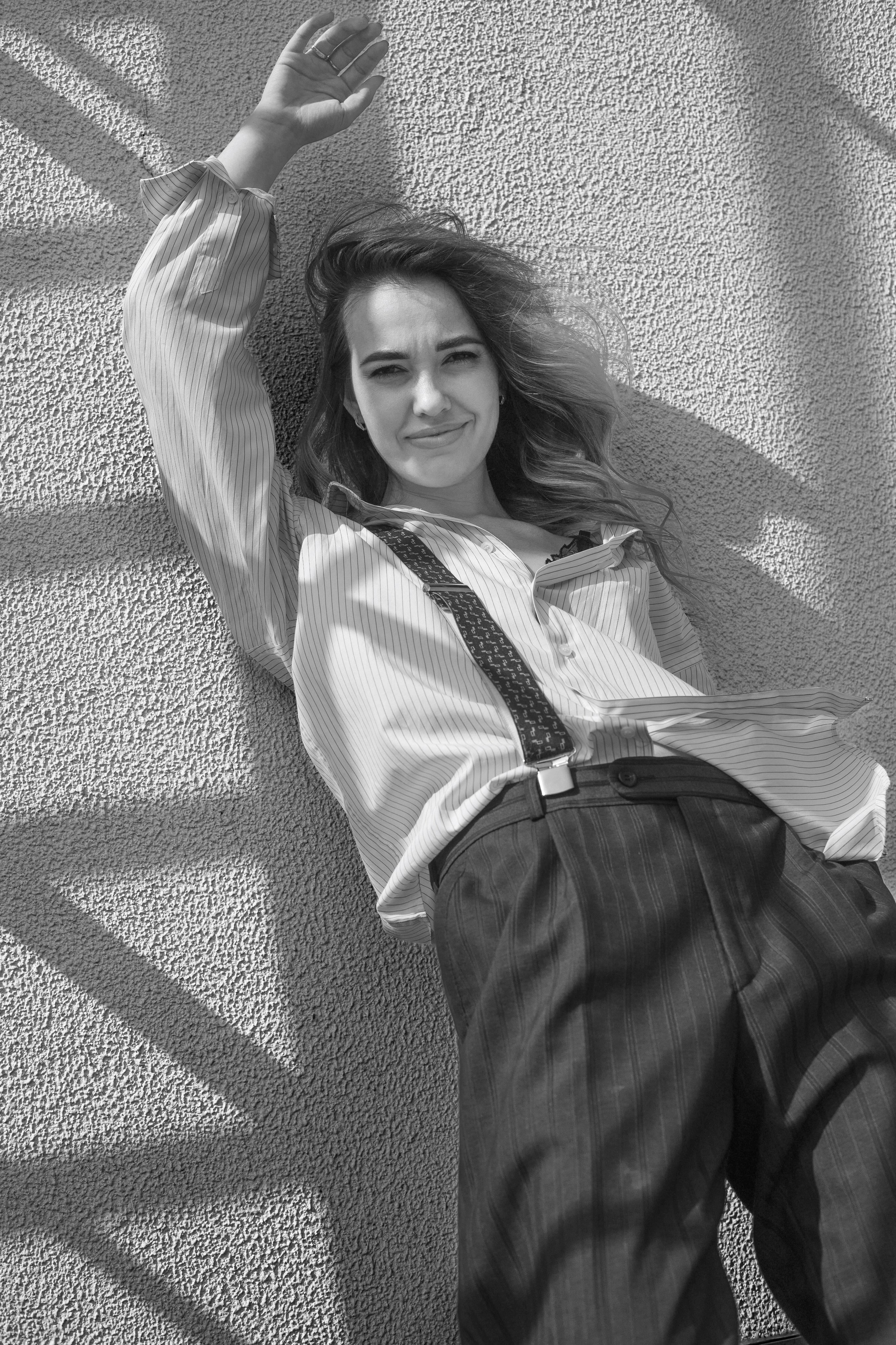 Монохромная фотография девушки в мужском костюме застилает взгляд зрителя элегантностью и изяществом. Одновременно сдержанная и провокационная, девушка в этой фотографии иллюстрирует вечную борьбу противоположностей, создавая потрясающе харизматичный образ. Екатеринбург фотосессии  Автор фотограф: Додров. Ph: dodrov.