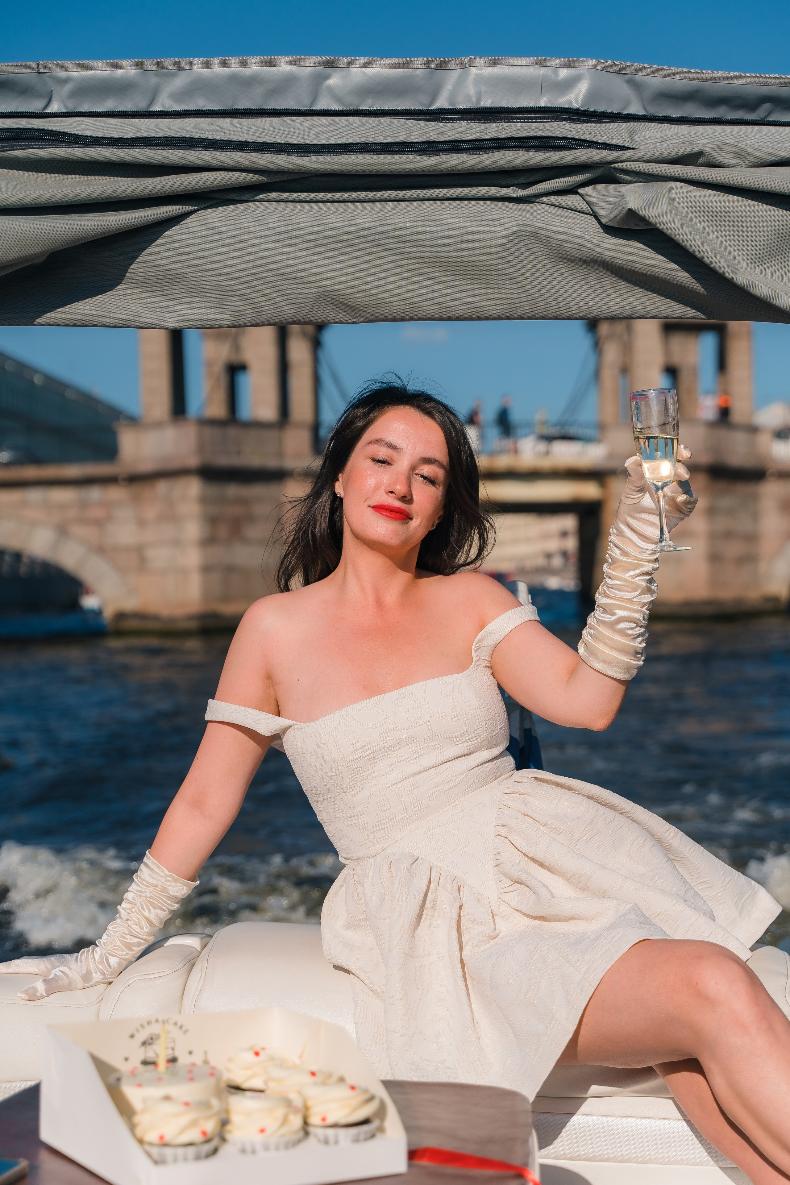 Фотосъемка девичника, встреча девушек, веселые женские портреты