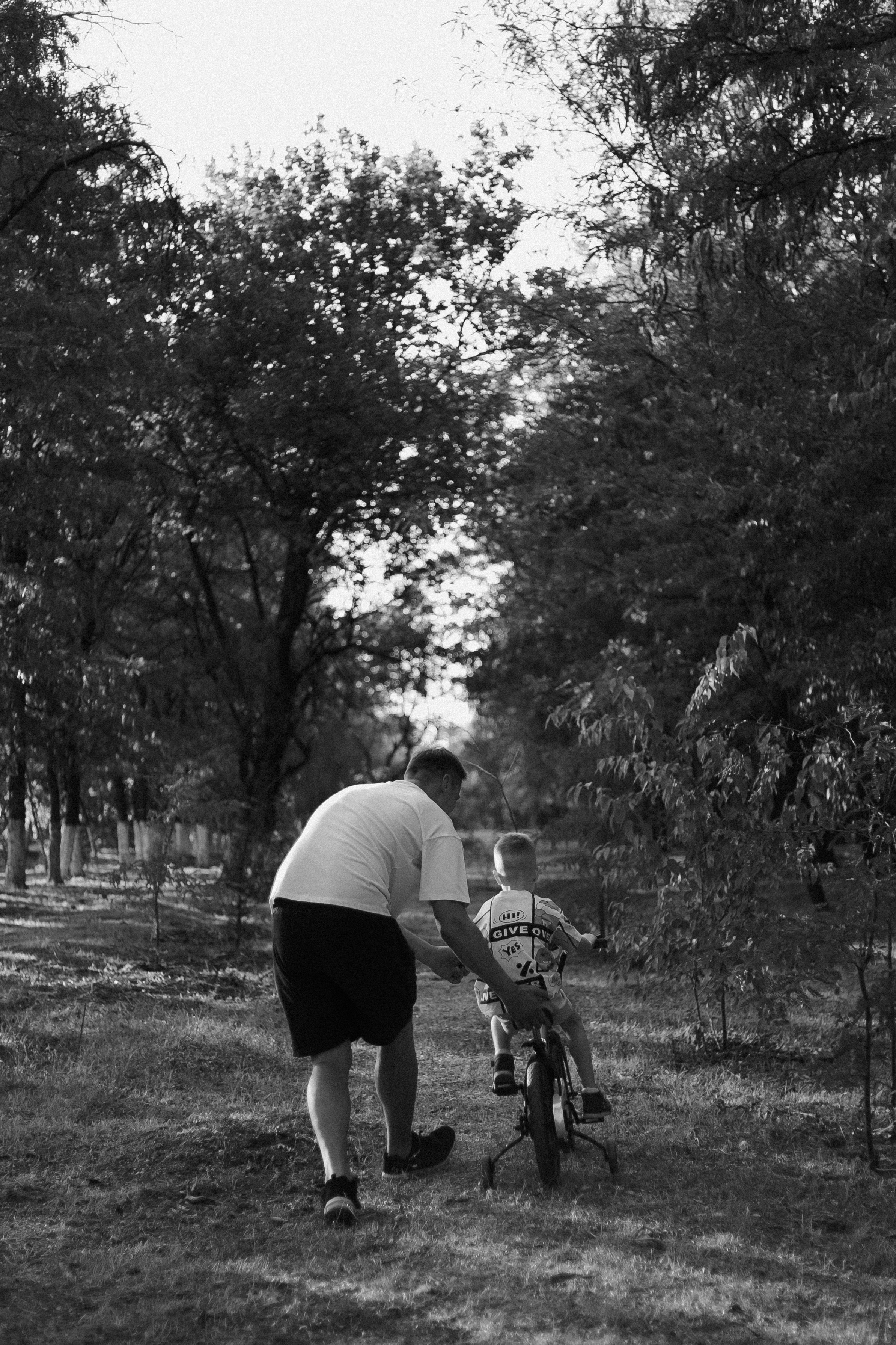 Папа учит сына кататься на велосипеде. Фотограф в Крыму | Виктория Нотевская