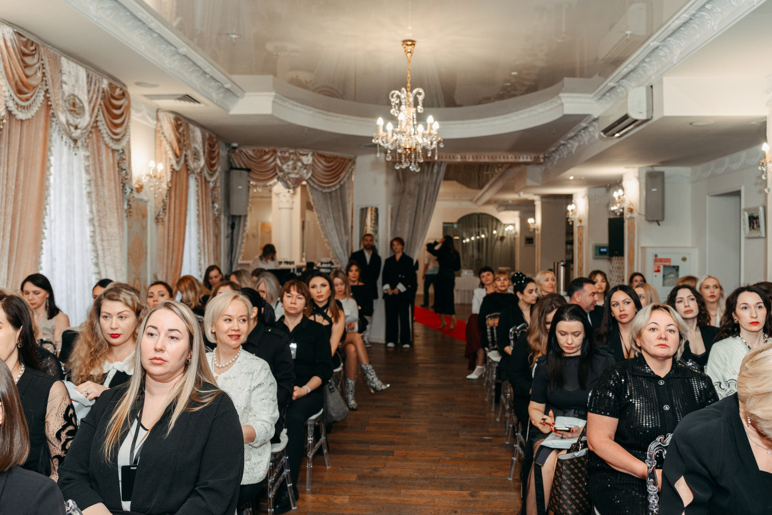 профессиональный репортажный фотограф на мастер-класс и деловой бизнес-круглый стол