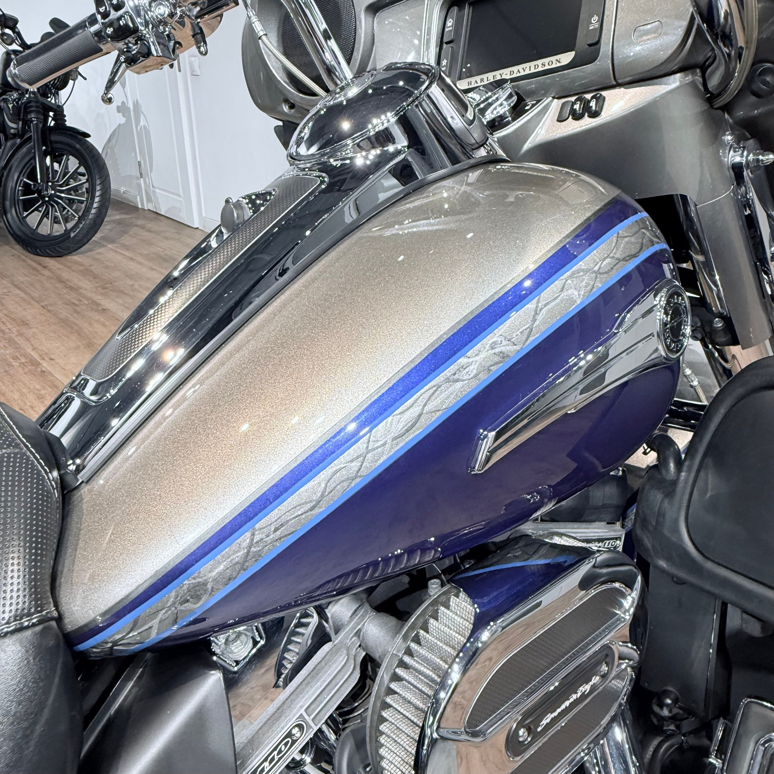 Мотоциклы Harley-Davidson 2016 CVO Limited 110 АВS Раlladium (Touring) — купить мотоцикл. Hello Davidson, Москва. Только хорошие мотоциклы…