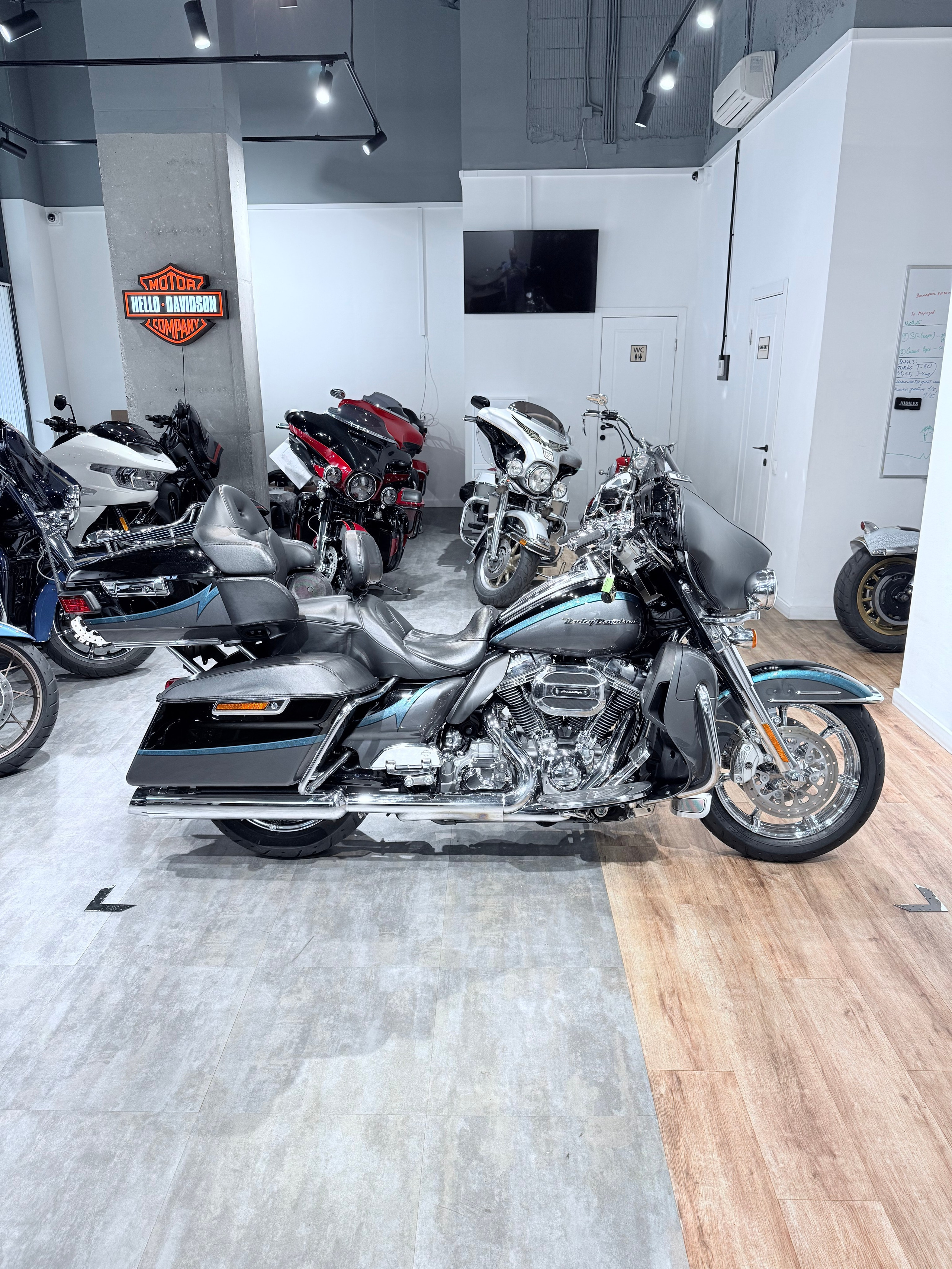 2015 CVO Limited (Carbon Charcoal). Hello Davidson, Москва. Только хорошие мотоциклы…