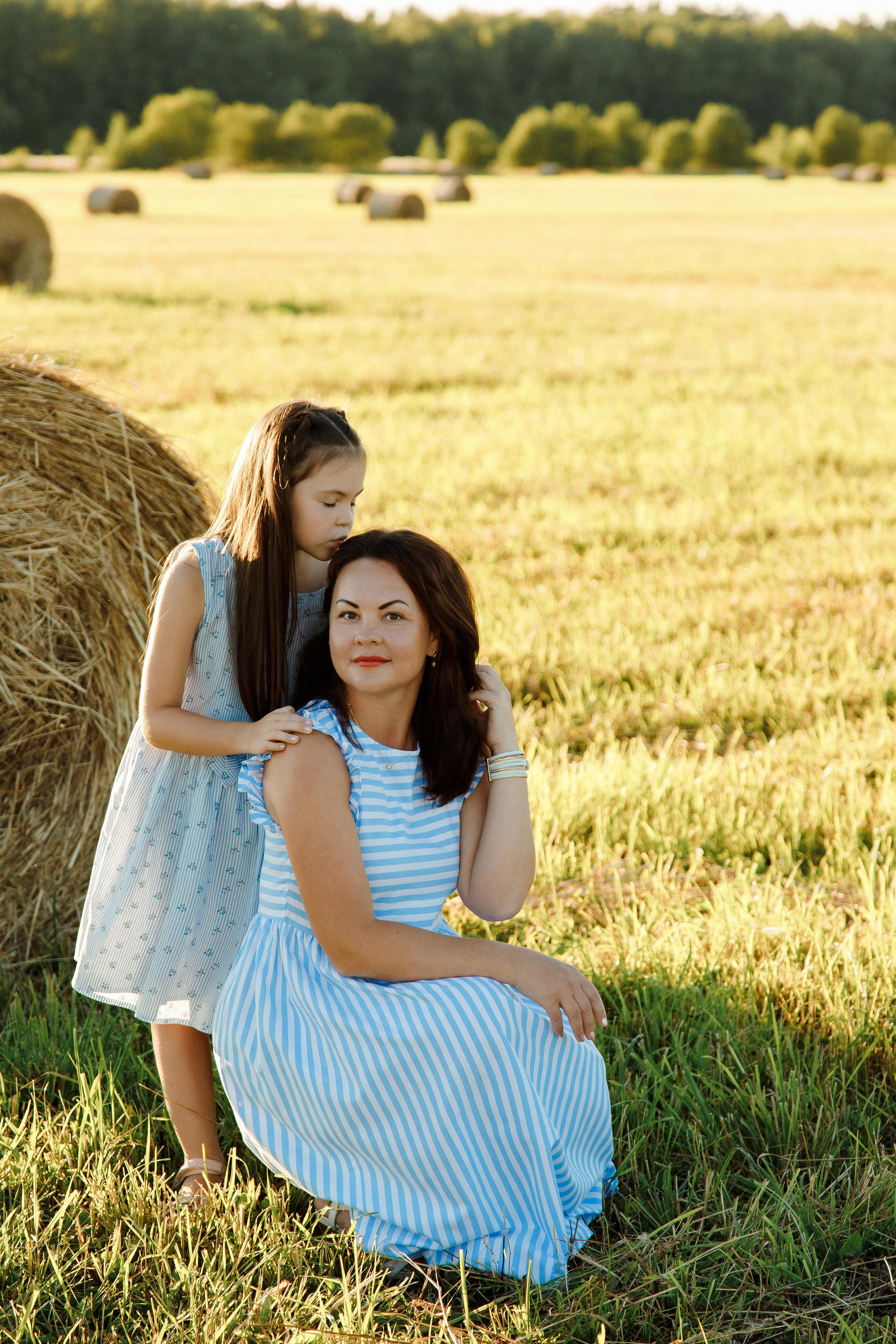Фотосессия мамы и дочки в поле с тюками сена Подольск. Фотограф Александра Сыщенко