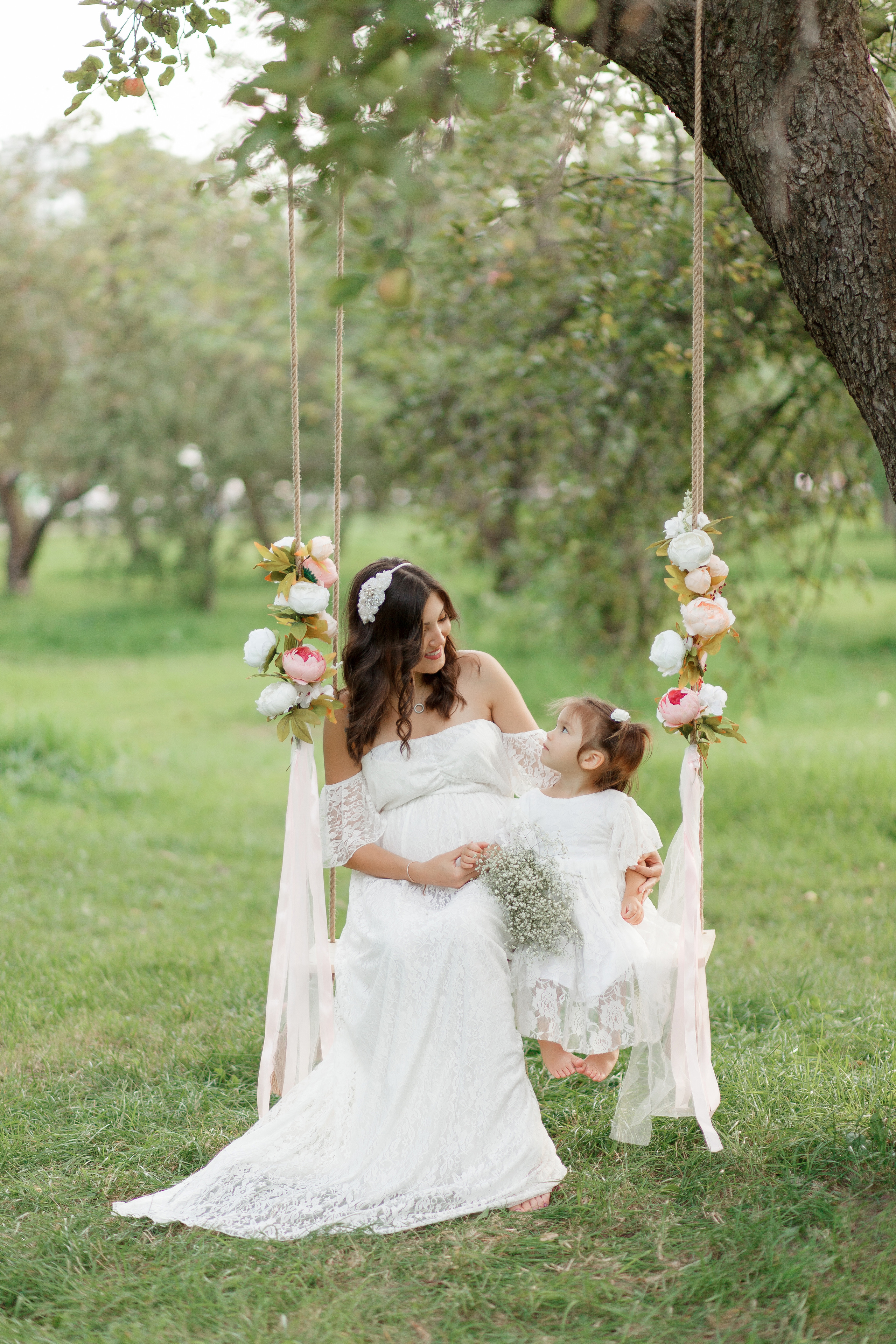 Семейная фотосессия в яблоневом саду на Кутузовском проспекте. Фотограф Александра Сыщенко