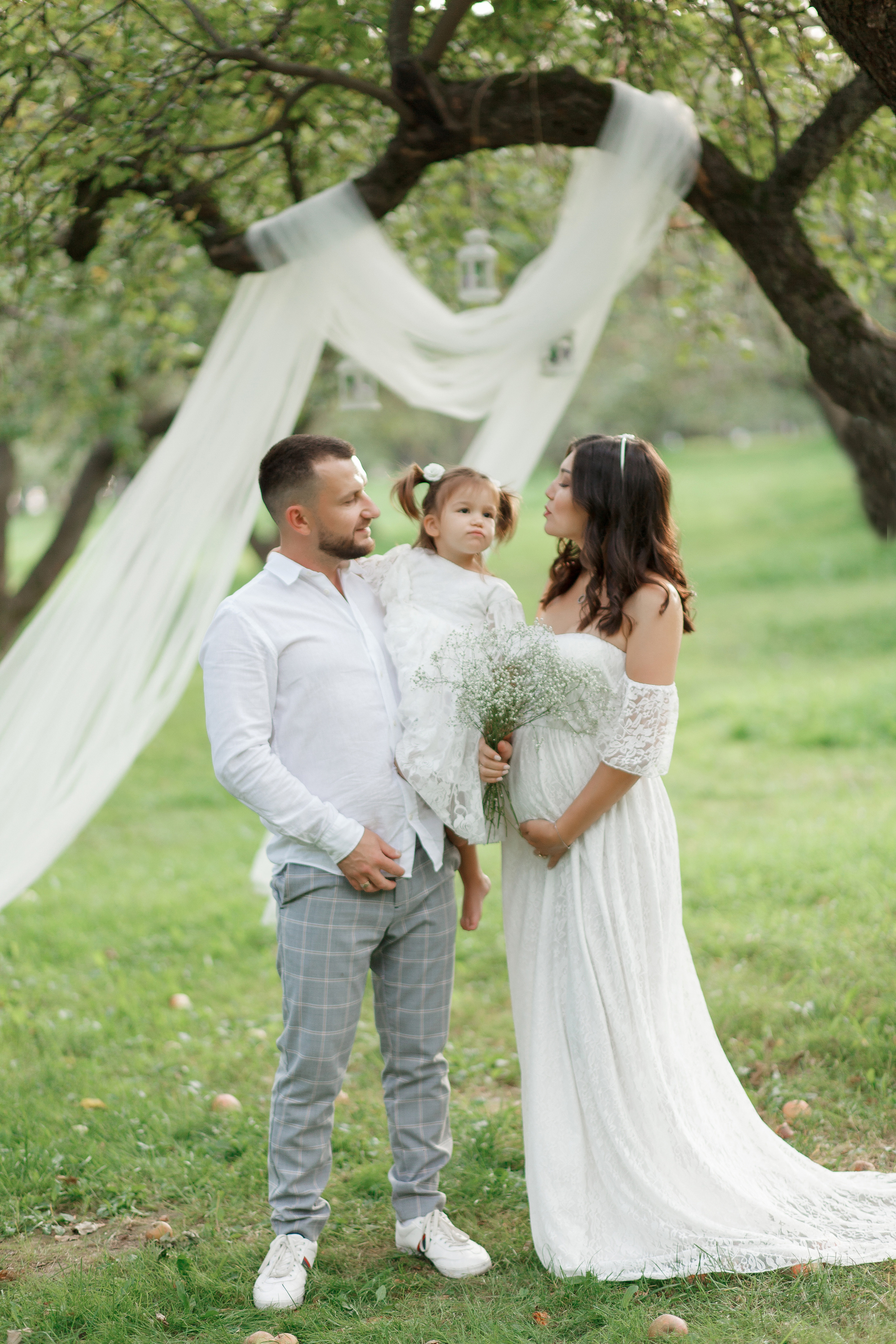 Семейная фотосессия в яблоневом саду на Кутузовском проспекте. Фотограф Александра Сыщенко
