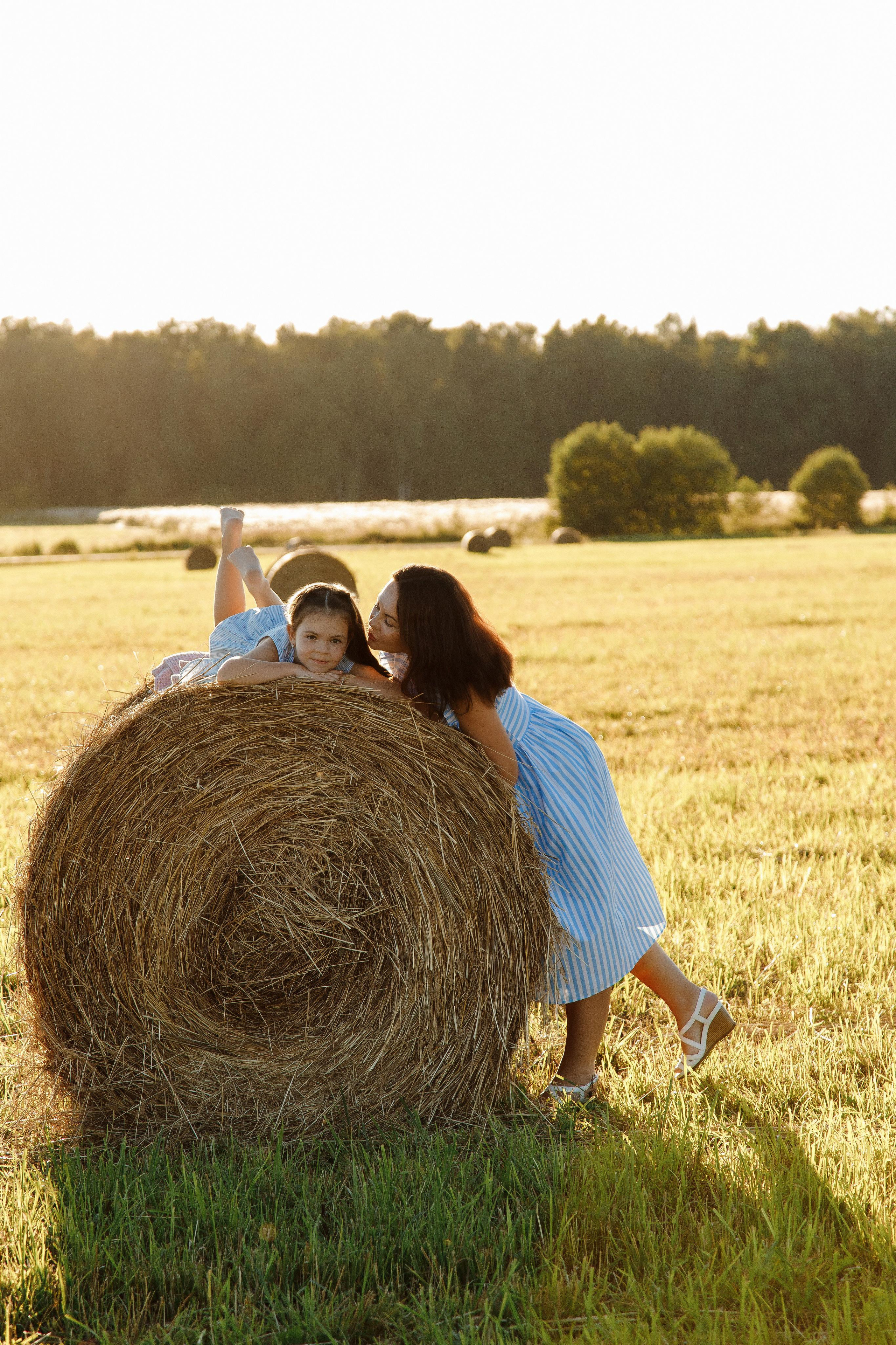 Фотосессия мамы и дочки в поле с тюками сена Подольск. Фотограф Александра Сыщенко