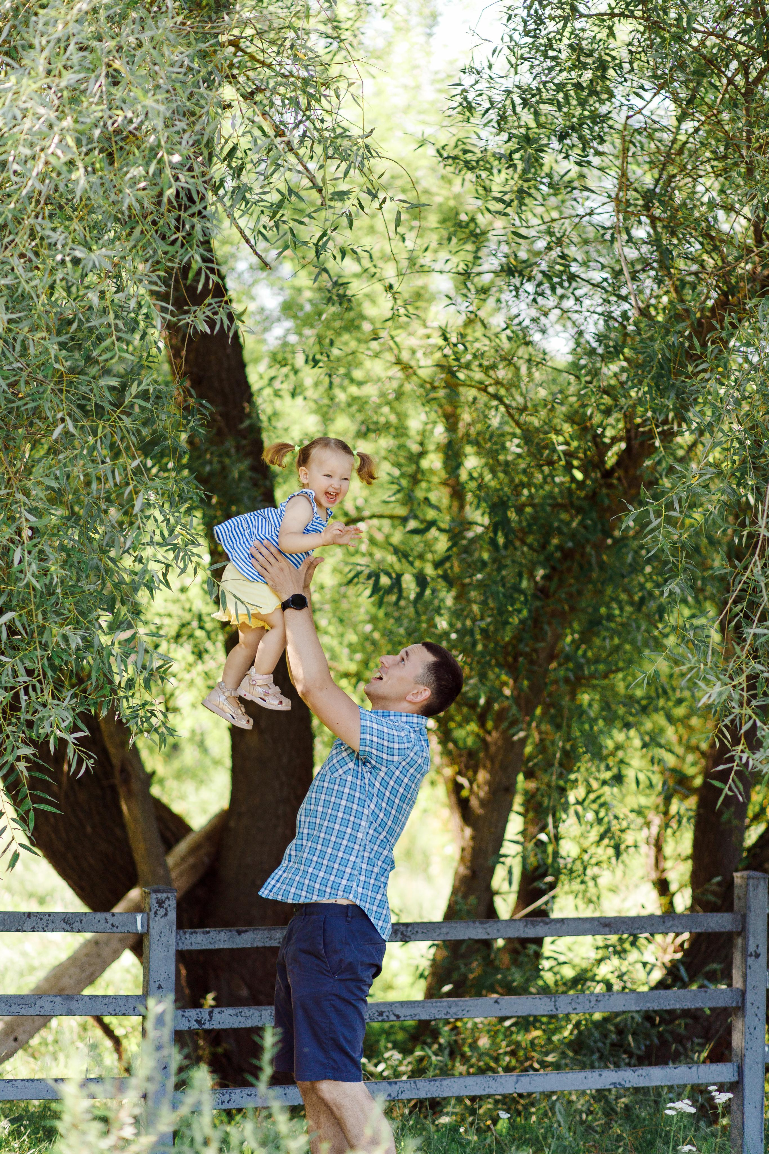 Счастливая семья на фотосессии около Внуковского поселения. Фотограф Александра Сыщенко