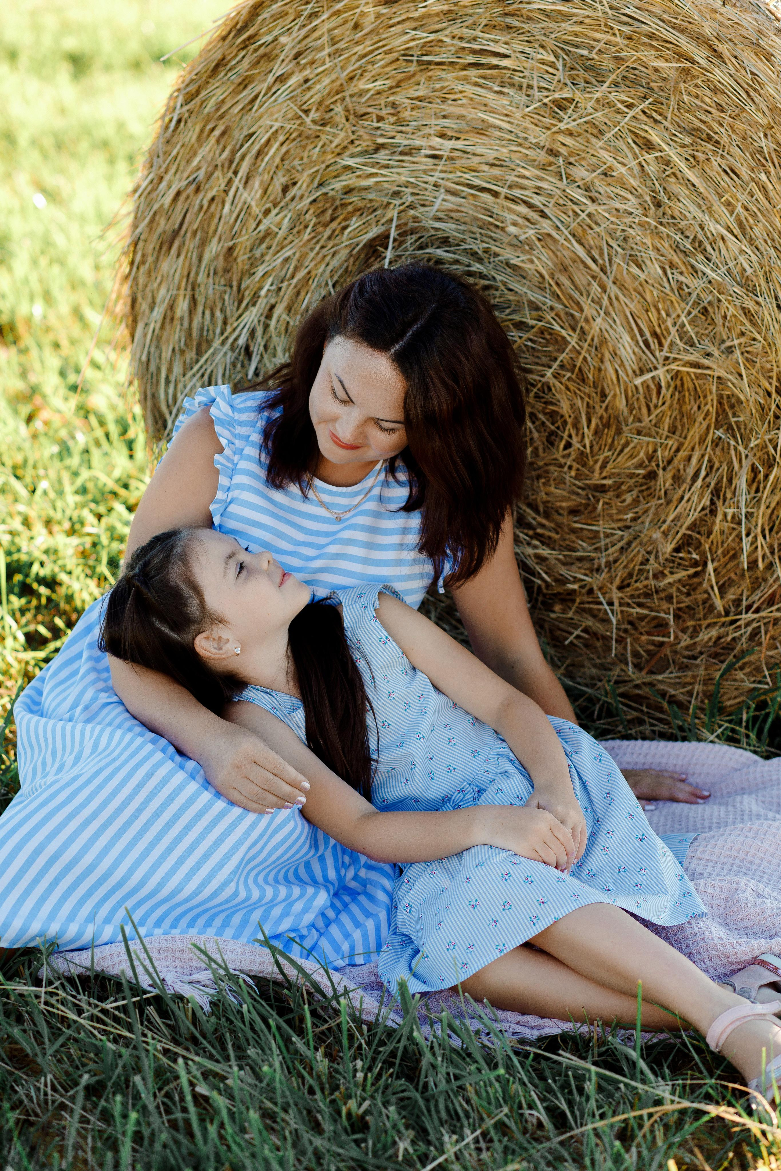 Фотосессия мамы и дочки в поле с тюками сена Подольск. Фотограф Александра Сыщенко