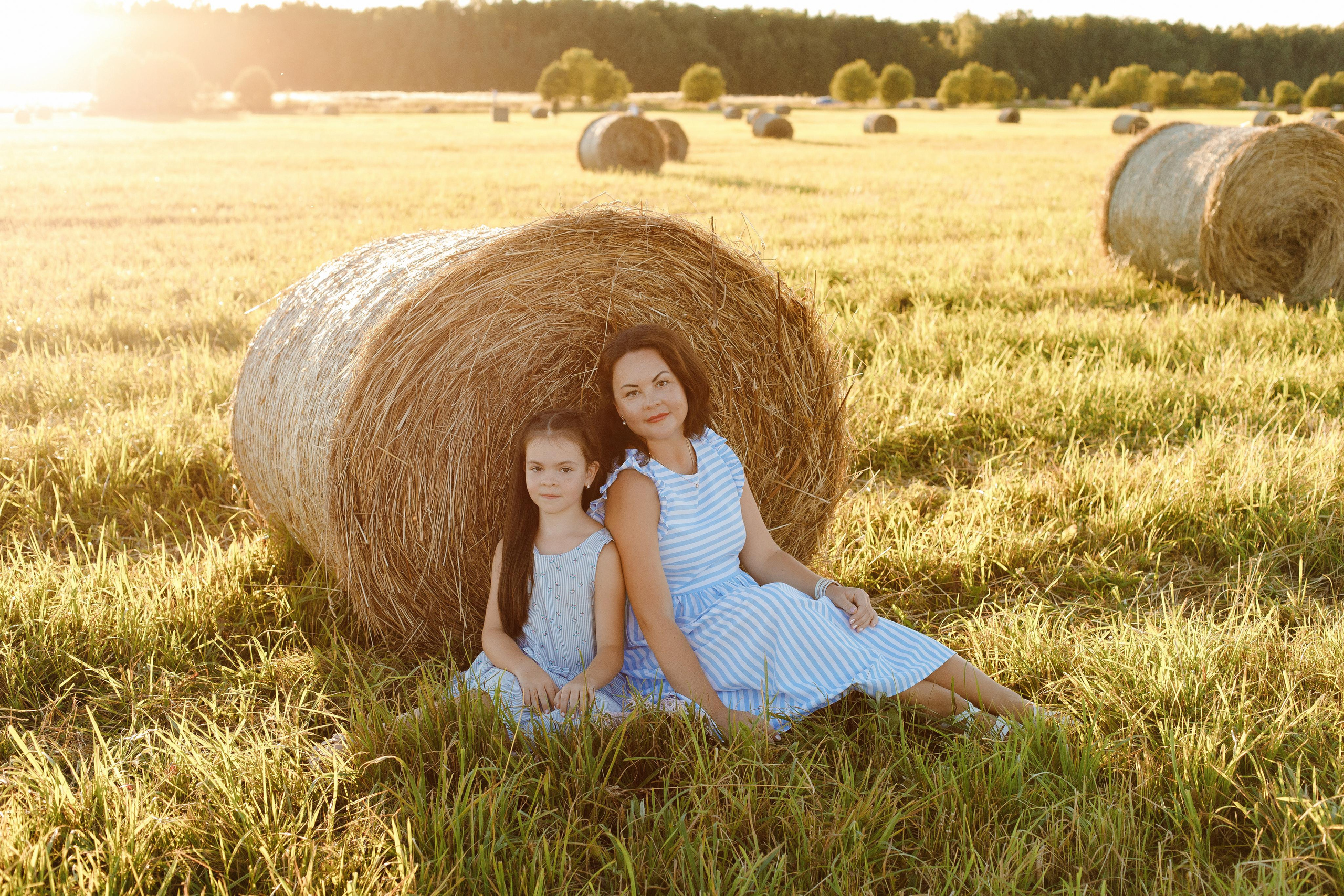 Фотосессия мамы и дочки в поле с тюками сена Подольск. Фотограф Александра Сыщенко