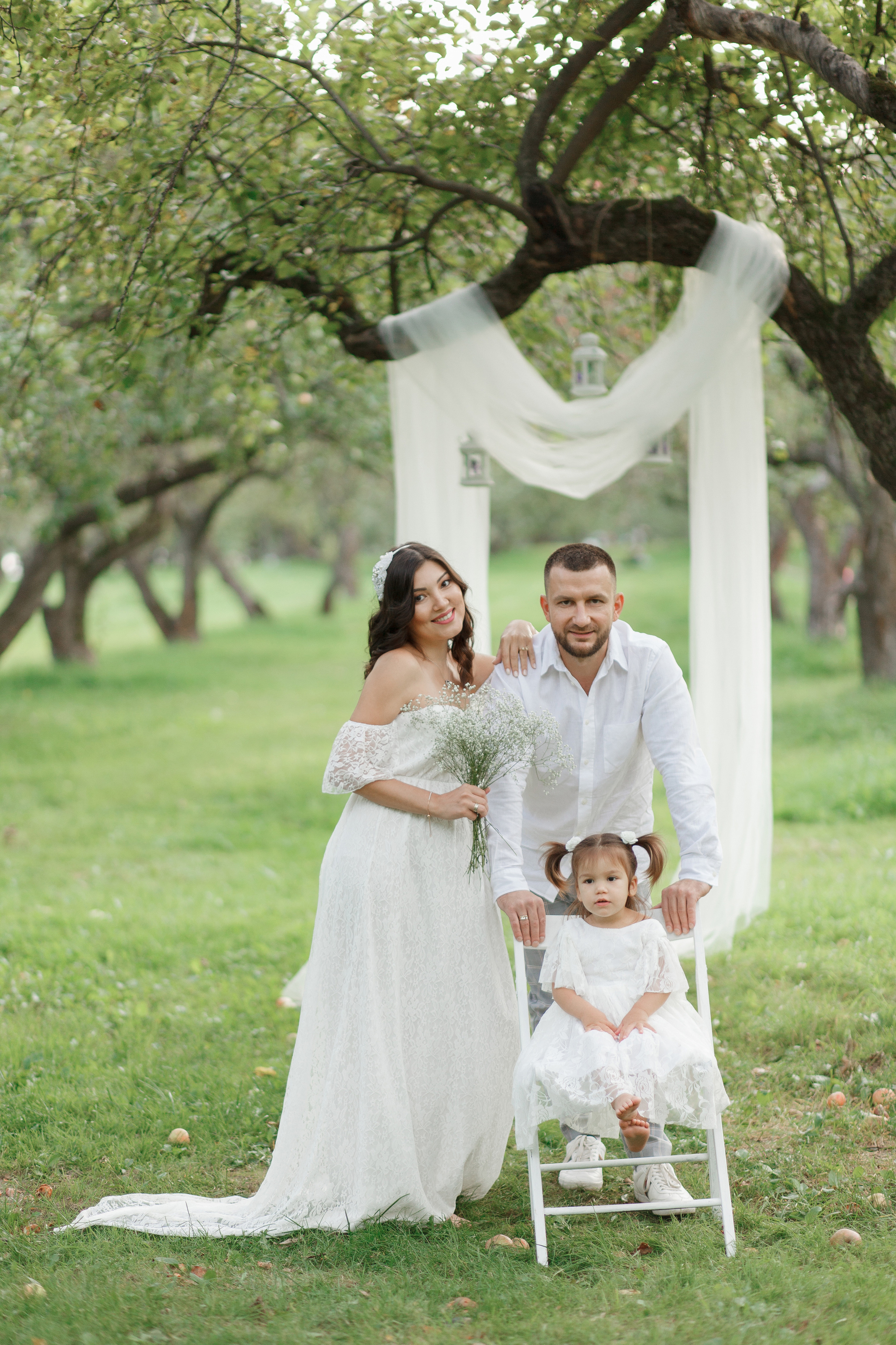Семейная фотосессия в яблоневом саду на Кутузовском проспекте. Фотограф Александра Сыщенко